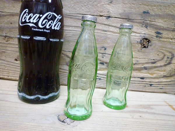 コカコーラ コンツアーボトル型ガラス製 S＆Pセット（2個セット） 調味料入れ ソルト＆ペッパー Coca-Cola/COKE アメリカン雑貨 / コカコーラグッズ / キッチン雑貨