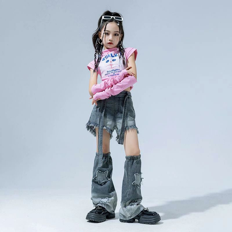 商品説明 商品内容 トップス、パンツ アクセサリーなどが含まれません 素材 ポリエステルなど 生産国 中国 サイズ 110 :身長100-110cm　体重10-15kg 120 :身長110-120cm　体重15-20kg 130 :身長120-130cm　体重20-25kg 140 :身長130-140cm　体重25-30kg 150 :身長140-150cm　体重30-35kg 160 :身長150-160cm　体重35-40kg 170 :身長160-170cm　体重40-45kg ※平置き採寸になります。実際のサイズとは誤差が出る場合がございますので、参考サイズとしてご覧ください。 注意書き ※商品写真は、できる限り現品を再現するように画像処理などの補正を行っておりますが、ご利用のモニターや環境により差異が生じます。予めご了承ください。 ※生地の特性上、多少ニオイがある場合がございますが、日陰干しで数日干していただくか、あるいは数回ご使用していただく間に、 ニオイは気にならなくなります。 ※手で単品でお洗いをおすすめしております。 ※仕様は予告なく変更される場合があります。（ご使用に差し支えない程度） その他 ・お客様が通常と同じお買い物ステップで安心して海外の商品を購入できるよう、楽天市場から指定を受けた委託先である（株）コマースロボティクスが、当店の店舗運営業務を行います。 ・当店でご購入された商品は、原則として、「個人輸入」としての取り扱いになり、中国の浙江省からお客様のもとへ直送されます。 ・個人輸入される商品は、すべてご注文者自身の「個人使用・個人消費」が前提となりますので、ご注文された商品を第三者へ譲渡・転売することは法律で禁止されております。 ・ご注文後、5営業日以内に配送手続きをいたします。配送作業完了後、5〜9日程度でのお届けとなります。（詳しい納期情報が商品ページにてご確認ください） ・通関時に関税・課税される可能性がありますが、当ストアの負担となりますので、ご安心ください。 ? メーカー希望小売価格はメーカーカタログに基づいて掲載しています