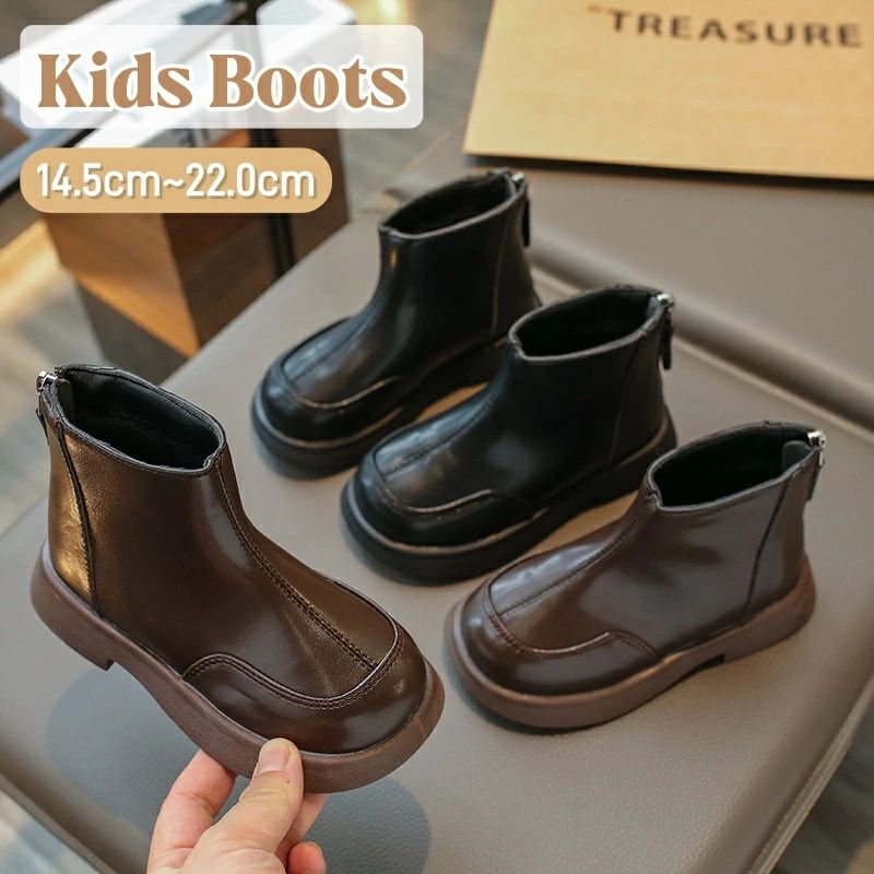 商品内容:キッズブーツ サイズ：23(内寸約14.5cm) 24(内寸約15cm) 25(内寸約15.5cm) 26(内寸約16cm) 27(内寸約16.6cm) 28(内寸約17.2cm) 29(内寸約17.8cm) 30(内寸約18.5cm) 31(内寸約18.9cm) 32(内寸約19.6cm) 33(内寸約20.2cm) 34(内寸約20.8cm) 35(内寸約21.5cm) 36(内寸約22.2cm) カラー:写真通り 素材：合皮・フェイクレザー・ゴム 生産国:中国 注意書き： ※商品写真は、できる限り現品を再現するように画像処理などの補正を行っておりますが、ご利用のモニターや環境により差異が生じます。予めご了承くださいませ。 ※上記の数値は、実測によるものです。多少の誤差はご容赦ください。 ※仕様は予告なく変更される場合があります。（ご使用に差し支えない程度） ●至急ご利用頂く場合、大量ご購入場合は事前にメールか問い合わせフォームでご連絡お願いします。 ●何かご不明な点、ご要望などございましたら、お気軽に問い合わせください。 ------------------------------------------------- インポート商品について 海外の商品につきましては各国の縫製基準をクリアしておりますが、日本の基準に比べ作りが大まかな部分がございます。 ・縫製の糸の処理やボタンの縫い付けが甘い　 ・生地や付属品のインク臭 ・色違いの糸による縫製　 ・柄合わせができていない　 ・製造、加工の際に生じる小さなシミやほつれ　 ・大まかな作りによる若干の形のゆがみ　 ・他繊維の混じりによる縫製 &nbsp;・ベルトなどの穴の若干のゆがみ　 このような場合での返品・交換はお受けできませんのであらかじめご了承くださいませ。 上記のような点が気になる方は海外製品をおすすめすることができませんので、あらかじめインポート商品をご理解頂きました上でのご購入をお願い致します。 ? メーカー希望小売価格はメーカーカタログに基づいて掲載しています