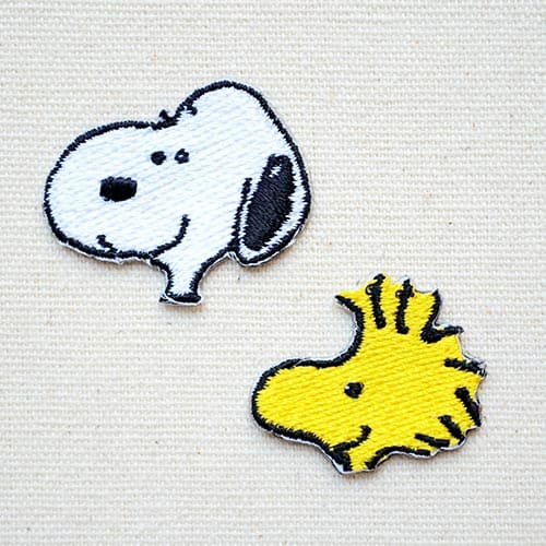 メーカー希望小売価格はメーカー商品タグに基づいて掲載していますアメリカのマンガ「ピーナッツ(Peanuts)」に登場する大人気の犬のキャラクター・ スヌーピー(Snoopy)のオフィシャル刺繍シールワッペンです。 約2cmの小さなワッペンなので、マスク・シャツ・カットソーの袖や裾、化粧ポーチや ペンケースなどのアクセント・マーク・ワンポイントにぴったり♪ ⇒スヌーピー(ピーナッツ)グッズ一覧はこちら サイズ(約) タテ2.3cm×ヨコ2.7cm(スヌーピー) タテ2.1cm×ヨコ2.4cm(ウッドストック) 素材 ポリエステル・レーヨン糸ほか(表面)、ポリオレフィン系樹脂(裏面) カラー ホワイト/イエロー/ブラック デザイン スヌーピーとウッドストックのイラスト 備考 シール/アイロン両用 ★こちらのワッペンはシール/アイロン両用タイプです。 ワッペン・アップリケとして、アイロンで簡単に接着できます。 (洗濯などで少しずつはがれてくるため、端の数カ所を目立たない糸で縫われることを おすすめします。) また裏面は粘着シールになっているので、熱に弱い素材や、紙・ビニール・金属などにも、 ステッカーとして貼り付けられます。 普通のステッカーよりも立体的なので、ゲーム機や携帯電話・スマートフォン、パソコン、 ペンケース・ノート・手帳・アルバムなどに貼ればさらに目立っちゃう！ ▽シールでご使用の場合の注意点 ・長時間付けたままにしておくと、接着剤が衣類等に付着する場合があります。 ・紙や革製品に貼った時、表面がはがれる恐れがあります。 ・粘着力は消耗しますので、永久的に保てるわけではありません。