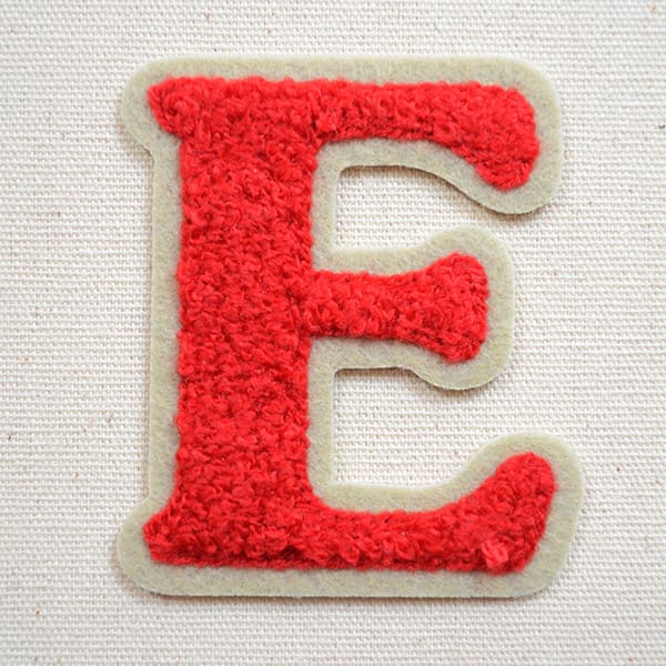 シニールワッペン E(レッド/ベージュ) P50I5735 アイロン アップリケ パッチ アルファベット エンブレ..