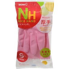 カラー：ピンク◆商品名：ショーワ ナイスハンドミュー厚手 Sサイズ ピンク NHMIA-SP商品サイズ (幅×奥行×高さ) :140x15x270内容量:1組商品紹介 ●耐久性のある丈夫な厚手タイプです。 ●独自のパターンにより、高いスベリ止め効果を発揮します。 ●ぬぎはめしやすくするため、手袋内面に繊維を植毛しています。 ●傷つきやすい指先をダブルコートで強化しています。 ●裏毛には抗菌防臭加工を施しているため、繊維上の細菌の増殖を抑制し、汗などによる臭いの発生を抑えます。 ●ラテックスアレルギーの元となるタンパク質を含みません。 ●塩化ビニール製のため、天然ゴム製の手袋に比べて、洗剤や油に対して耐久性があります。 【サイズ】 手のひらまわり・・・190 mm 中指長さ・・・75 mm 原材料・成分 ・樹脂部分 塩化ビニール、非フタル酸エステル系可塑剤 ・繊維部分 レーヨン、綿