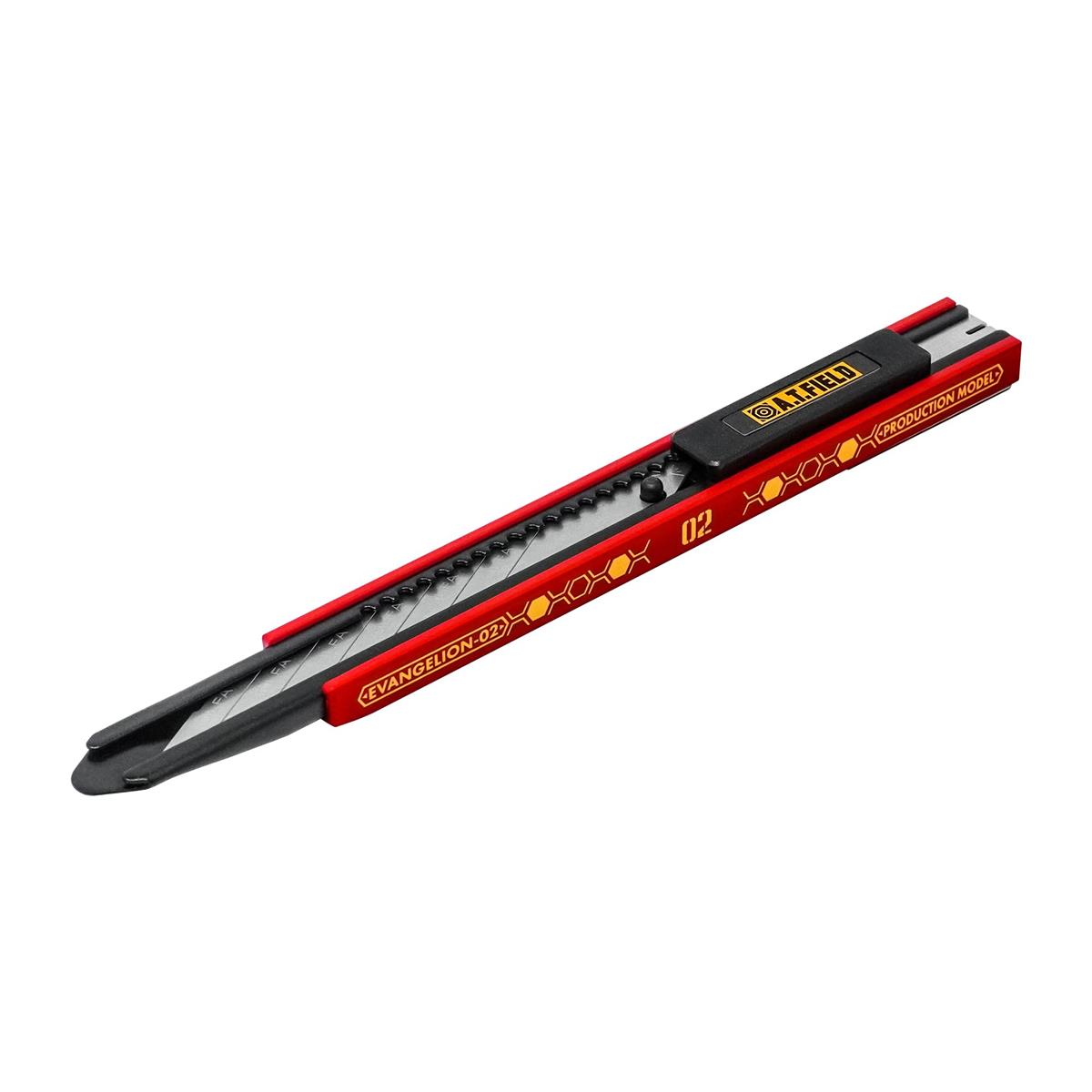 スタイル：カッター◆商品名：エーティーフィールド(A.T.Field) A.T.FIELD 細工カッター 2号機 ATF-804本体サイズ:約14×137.5×10.5mm、替刃サイズ:刃渡り/74mm(新品時)、幅9mm、厚さ0.38mm重量:約23g材質:本体(樹脂部)/ABS樹脂、本体(金属部)/ステンレス鋼、クリップ/ステンレス鋼、スライダー/ポリアセタール樹脂、刃/合金工具鋼刃先角度:30°対応替刃:オルファ製細工カッター替刃(メーカー品番:XB141、XB141S)エヴァンゲリオンのワークブランド「A.T.FIELD EVANGELION WORK」とカッターの国内トップメーカーであるオルファがコラボレーションした細工用カッターナイフ。 エヴァ2号機をモチーフにしたカラーリングに、機体名称表記やハニカムパターンなどのメカニカルなあしらいを組み合わせたデザインで、エヴァンゲリオンの世界観を表現。 本体樹脂部分はタフなイメージのマットカラー、金属のブレードホルダー部分は鈍く輝く美しさが特徴的なセミグロスブラック焼付塗装仕上げ。 刃先の角度が30度の細工用に特化した鋭角刃を採用。切り口がよく見え、細かな作業に最適。模型工作・手芸・デザインワークなどの細かい作業を確かな切れ味でサポート。 切れ味が落ちたら刃先を折ることができるオルファ式刃を採用。(替刃式) ワンタッチで刃を出し入れし、しっかりとロックできるオートロック機能き。 クリップを本体から外せば刃折器として使用可能。クリップにある溝で刃を折ることができる。 刃を反転して装着することで右利きと左利き両方に対応。