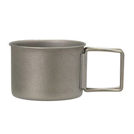 ●素材:純チタン(国内製造)●日本製●サイズ:径79×深さ55mm●容量:220ml●質量:42g●ZARAZARA 220 FHmugは、アウトドアで使うマグカップの定番サイズと形を備えた純チタン製シングルウォールマグです。容量220ml、収納しやすいフォールディングハンドル付きで、登山やキャンプなどあらゆるシーンで活躍します。●最大の特徴は、アンティーク仕上げによる独特の風合い。まるで20世紀初頭の西部劇に出てきそうな雰囲気を持ち、所有欲を満たす一品です。チタン製ならではの軽量性と耐久性に加え、直接火にかけられる機能性も魅力。焚き火のそばで適温をキープしたり、飲み物をサッと温めることができます。●機能性とデザイン性を兼ね備えたこのマグは、アウトドア初心者からベテランまで、一生使えるクオリティで長く愛用できるアイテムです。【商品の購入にあたっての注意事項】※一部商品において弊社カラー表記がメーカーカラー表記と異なる場合があります。※ブラウザやお使いのモニター環境により、掲載画像と実際の商品の色味が若干異なる場合があります。※掲載の価格・製品のパッケージ・デザイン・仕様について、予告なく変更することがあります。あらかじめご了承ください。エバニュー EVERNEW エルブレス ヴィクトリア ビクトリア Victoria L-Breath アウトドア調理器具 食器 アウトドア レジャー キャンプ キャンプ用品 キャンプグッズ キッチングッズ