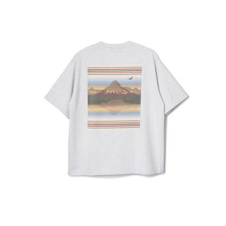●素材:綿100%●メーカーカラー表記:10019 Birch●14/-OE(オープンエンド)糸を使用した天竺編みの生地です。太番手のOE糸ならではのざっくりとした素朴な風合いと耐久性が特徴で、しっかりとした厚みがありながらも柔らかい素材です。Backサイドには、ブランケットモチーフをプリントしています。【商品の購入にあたっての注意事項】※一部商品において弊社カラー表記がメーカーカラー表記と異なる場合があります。※ブラウザやお使いのモニター環境により、掲載画像と実際の商品の色味が若干異なる場合があります。※掲載の価格・製品のパッケージ・デザイン・仕様について、予告なく変更することがあります。あらかじめご了承ください。2026年春夏モデル 2026ssmodel ペンドルトン PENDLETON エルブレス ヴィクトリア ビクトリア Victoria L-Breath トレッキングウェア 半袖 半そで Tシャツ カットソー ゆったり 体型カバー 白 ホワイト バックプリント Men's Mens メンズ めんず 男性 アウトドア レジャー キャンプ トレッキング 登山 ハイキング フェス 普段使い タウンユース 旅行 トラベル