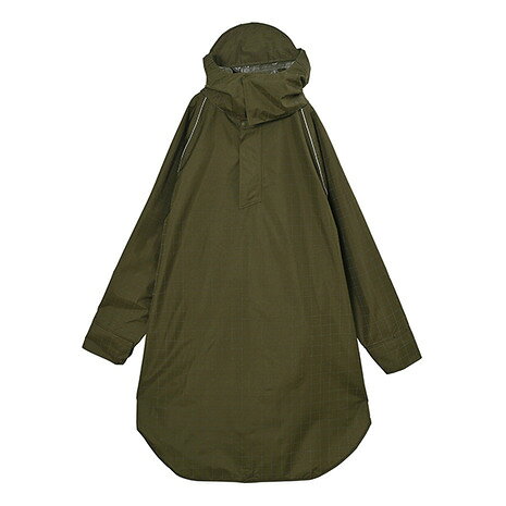 【セット内容】収納袋付き●素材:ポリエステル100% 【表側】はっ水加工 【裏側】TPU ラミネート加工【実寸サイズ】●フリーサイズ詳細:【着丈】104cm 【幅】105cm 【袖長】88cm●中国製●耐水圧:10000mH20●雨の日の自転車移動をもっと快適に、もっと安全に。新しくアノラック形式に仕様変更されたこのバイシクルポンチョは、袖付きになったことで動きやすさが格段にアップ。バタつきを抑え、雨風の侵入を軽減し、快適な走行をサポートします。●通勤や通学など、日常的に自転車を利用する方に最適なアイテム。急な雨にも対応でき、濡れずに快適に移動できます。特に朝や夕方の混雑した道路でも、動きやすさを重視した設計により、ストレスなく自転車移動をサポートします。●4つのステップで雨の日の不快感を軽減・袖付きデザインで動きやすさを確保・バタつきを抑えて風雨の侵入を防止・高機能リフレクターで視認性を強化・防水機能で雨からしっかり守る●どんな天候でも、安心して快適に自転車を楽しめるようサポートしてくれるアイテムです。雨の日もより安全に、そして快適にお過ごしいただけます。●はっ水・防水加工生地●フード調節が可能なドローコード付き●つば部分にリフレクター●袖切り替え部分にリフレクターパイピング●背面ベンチレーション仕様【商品の購入にあたっての注意事項】※弊社独自の採寸・計量方法により計測を行っておりますため、多少の誤差が生じる場合があります。※総柄の商品については、生地の裁断箇所により、商品一点ごとにパターン(柄)が異なる場合があります。そのため、掲載画像とはパターンの位置や内容が異なるものがありますが、商品自体の仕様の相違には該当いたしません。※一部商品において弊社カラー表記がメーカーカラー表記と異なる場合があります。※ブラウザやお使いのモニター環境により、掲載画像と実際の商品の色味が若干異なる場合があります。※掲載の価格・製品のパッケージ・デザイン・仕様について、予告なく変更することがあります。あらかじめご了承ください。キウ Kiu エルブレス ヴィクトリア ビクトリア Victoria L-Breath アウトドアカジュアル アウター Men's Mens メンズ めんず 男性 Lady's Ladys レディース れでぃーす 女性 アウトドア レジャー キャンプ 上着 カジュアル 防寒