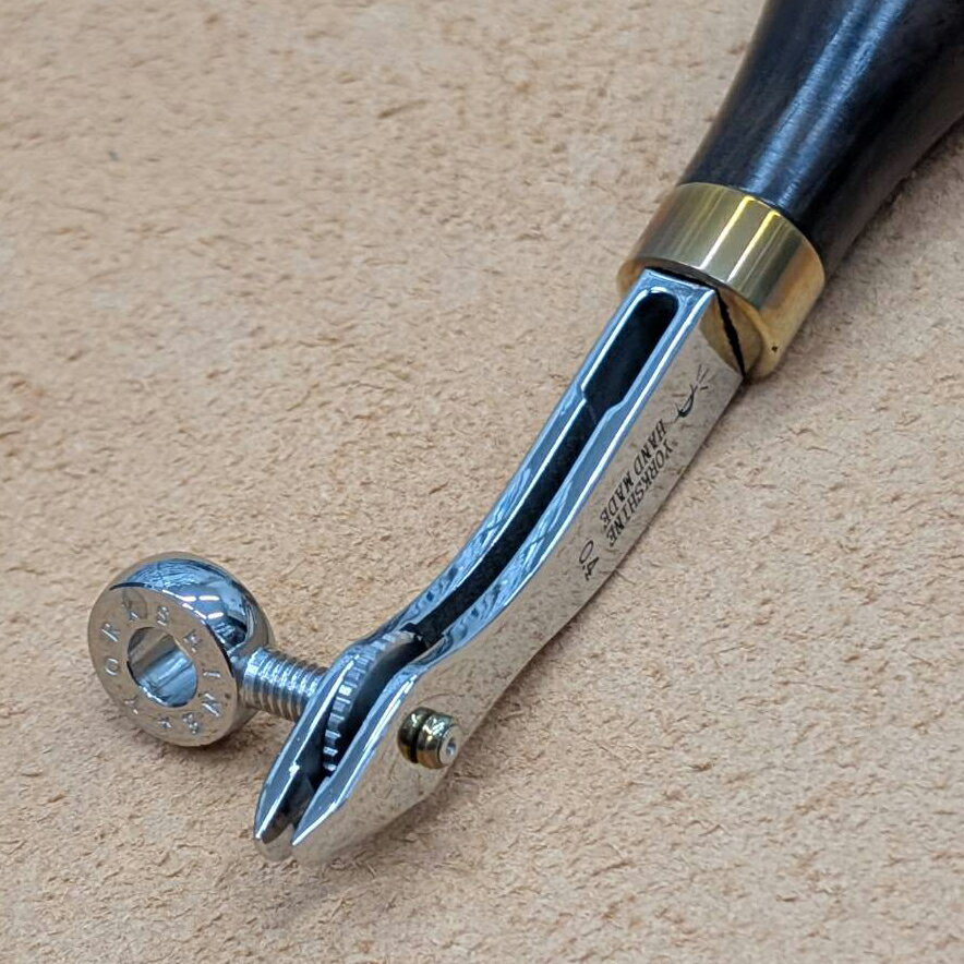 【YorkShine】エッジクリーサー（ネジ捻） 右利き用/左利き用 0.4mm巾/1.2mm巾/1.5mm巾【送料無料】 [レザークラフトぱれっと] レザークラフト工具 仕立て工具 加工道具