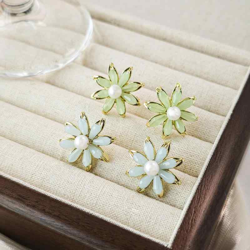 ピアス レディース 森ガール風 ナチュラル グリーン 花 パール 銀針 シンプル 高級感 個性的 着回し力 春 揺れる アクセサリー 耳飾り 大人かわいい 上品 ジュエリー フォーマル カジュアル デート 通勤 オフィス お出かけ 華やか 高見え