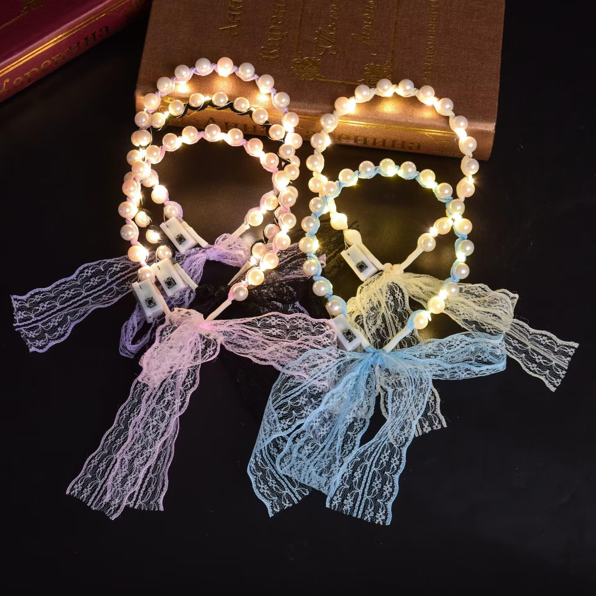 この商品について 光るカチューシャは、華やかなイベントやハロウィー パーティーで注目を集める必須アイテムです。群衆の中で目立つ存在となり、最も魅力的な人物になること間違いありません。 軽量で装着感も抜群なので、長時間使用しても疲れにくいです。快適な着用感で思い切り楽しむことができます。 LEDライトが内蔵されており、暗い場所でも華やかな輝きを放ちます。夜のイベントやクラブなどで特に効果的です。 高品質な材料を使用し、耐久性に優れています。長時間の使用でも形が崩れず、大切なイベントやお祭りで思い出に残る写真を撮ることができます。ハロウィーンだけでなく、コスプレやパフォーマンス、イベントなど様々なシーンで活躍します。幅広い場面で存在感を示し、個性を引き立てるアイテムです。 様々なデザインのヘアアクセサリーがあります。人気なヘアアクセサリーを是非お試しください。商品の品質、カスタマーサービスにつきましても、全力を尽くし、ユーザーのご希望に沿うようにいたしたいと存じます。商品の問題と発送追跡状態などの問題がございましたら、お気軽にお問い合わせください。24時間以内にご返信を差し上げます。 >続きを見る この商品について