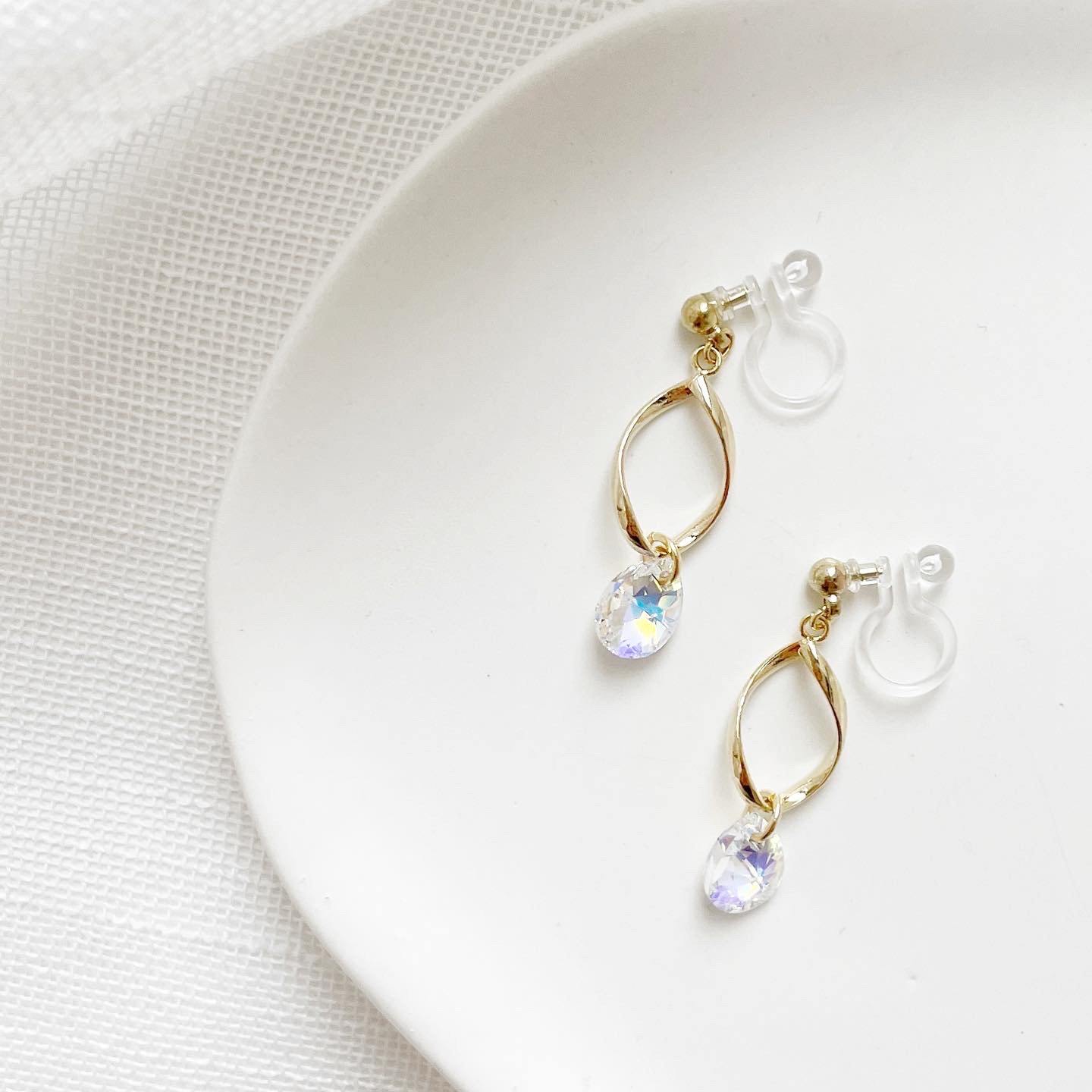 選べる金具★　クリスタル　ねじれ　ガラス　スタイリッシュ　シンプル　きれいめ　華奢　オフィス　通勤　ピアス　チタン　樹脂　イヤリング　アレルギー対応　ハンドメイド