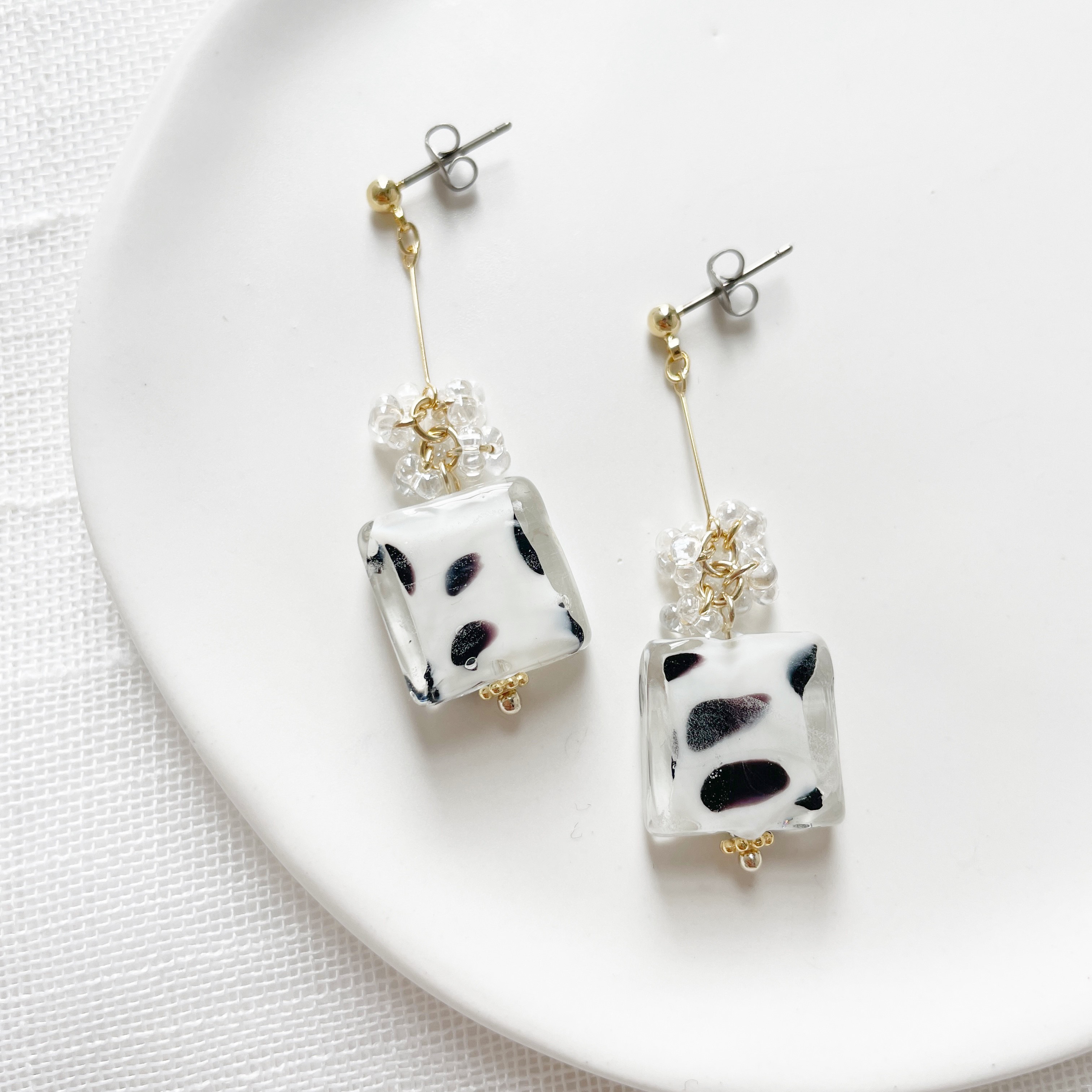 インポートダルメシアンガラスピアス　イヤリング　大きめピアス　犬　ダルメシアン　アニマル　モチーフ　ボリューム　珍しい　揺れる　インポートビーズ　ガラス　個性　アニマル　きれいめ　アレルギー対応　ハンドメイド