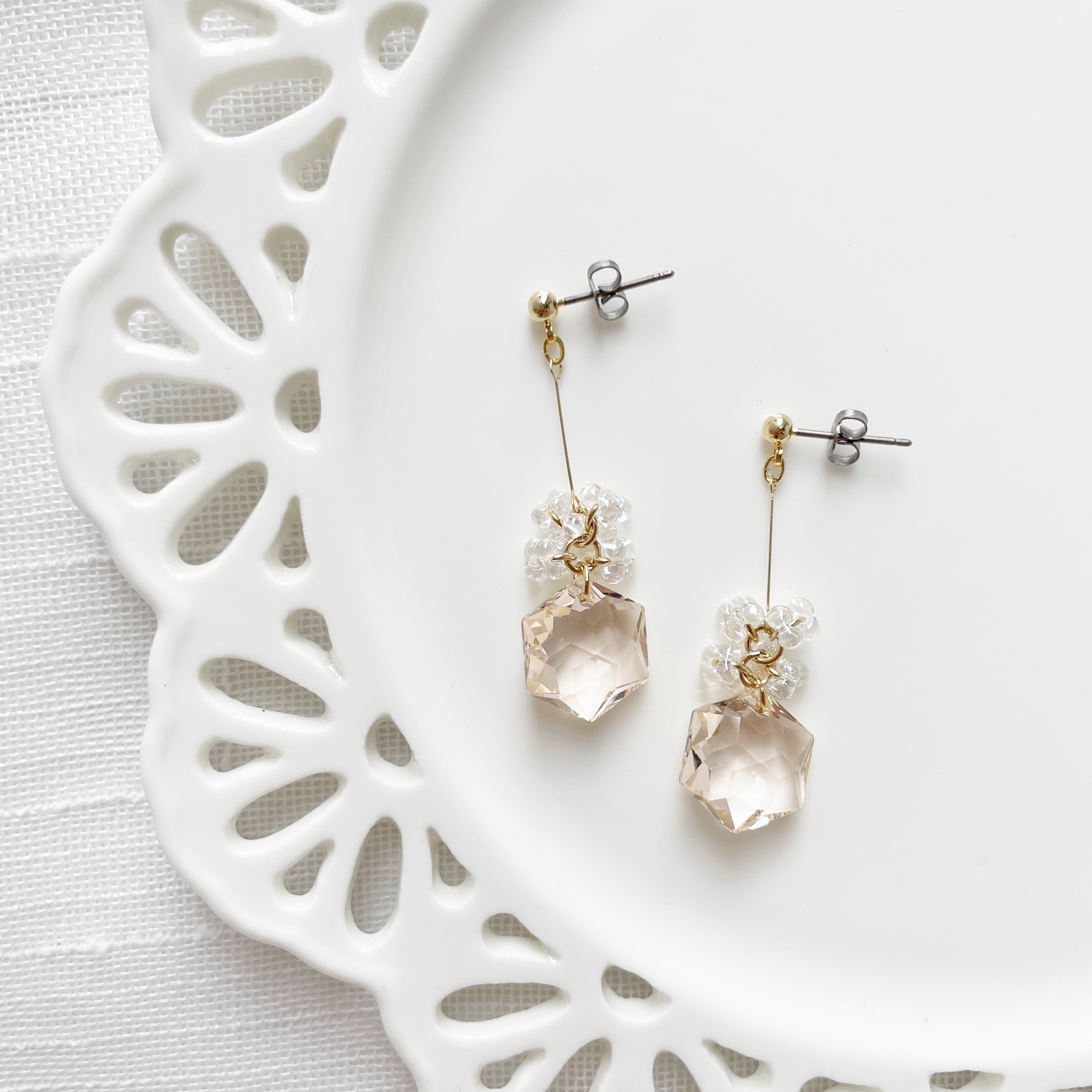 ピンクベージュクリスタルピアス　ヘクタゴン　結婚式　パーティ　上品　華やか　ピンクベージュ　六角形　ハンドメイド　ピアス　イヤリング　金属アレルギー対応　クリスタル　ガラス　きれいめ　華奢　オフィス　通勤　チタン　樹脂　ピンクベージュ