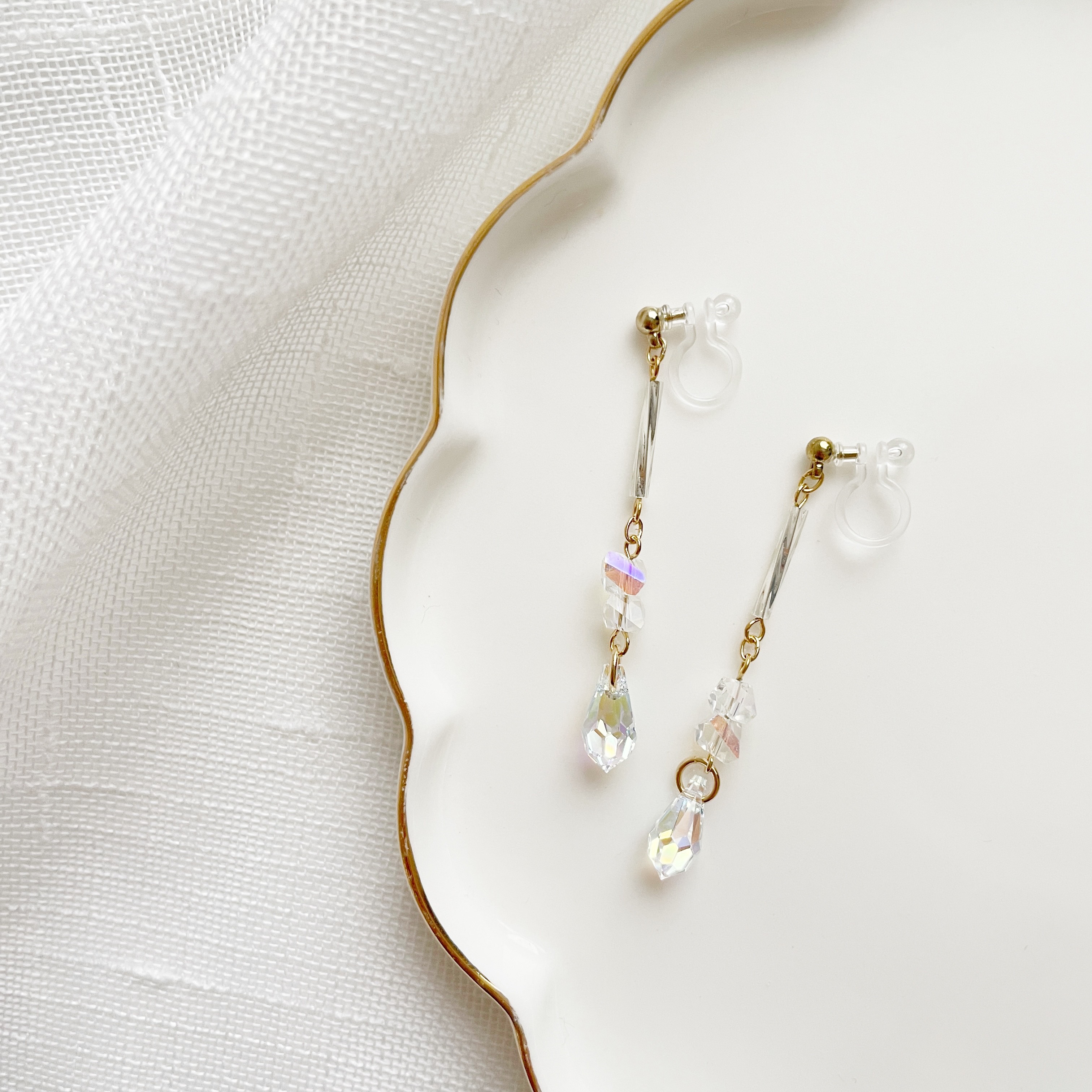 選べる金具★　【色が変わるガラスのロングピアス・イヤリング】　クリスタル　ガラス　フェミニン　きれいめ　華奢　ピアス　チタン　樹脂　イヤリング　アレルギー対応　ハンドメイド