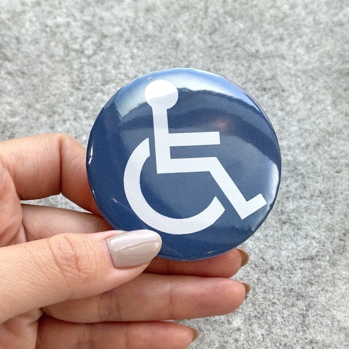 Rakuten - 身障者マーク 配慮サイン缶バッジ（ネイビーブルー）サポート 福祉 合理的配慮 身障者 障害者