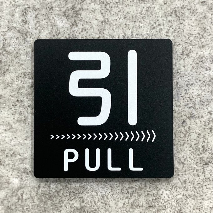 Rakuten - 【送料無料】PULL 引サインブラックプレート［矢印右向き］正方形 ブラックカラー ドアサイン プル 引き扉 玄関 ドアプレート 看板 表札 表示板 標識