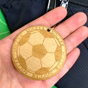 【サッカー Soccer ver】【スポーツキーホルダー】 ◆丈夫なアガチス木材に繊細な レーザー技術で彫刻したキーホルダーです。 ◆チームメイトのためにお揃いの キーホルダーいかがでしょうか(*´∀｀) ◆裏面に文字入れ可能です。チーム名や ご自身の名前、メッセージ等をレーザー彫刻させて頂きます。 ■オーダー方法■ ————————————————— 【1】裏面に彫刻する文字 ( 　　　　　) 【2】ご希望のフォント (　　　　　 ) ————————————————— ■お届けについて■ ご注文後2日〜3日以内に郵便局にて発送させて頂きます。 ※ご注文の状況により発送が遅れる場合がございます。 ※土、日、祝日は発送をさせて頂いておりません。 ■商品サイズ■ 直径:約6cm 厚み:約3mm #スポーツ#全国大会#ハンドメイド#球技#サッカー#soccer #クラブ#部活#プレゼント#レアレア#レアレアクオリティデザイン 詳細情報 &nbsp;サイズ・容量 ●スポーツキーホルダー(メッセージ・名入れオーダー)直径:約6cm　厚み3mm&nbsp;規格 ■生産地：日本■素材・成分：アガチス(ナンヨウカツラ 【南洋桂】)表面の光沢が美しいため、家具の引き出しや建具材などにも使われております。&nbsp;その他&nbsp;モニターの発色の具合によっては&nbsp;実際のものと色が異なる場合があります。&nbsp;&nbsp;ご不明な点などございましたら&nbsp;0120-756-881 までスポーツキーホルダー　アガチス材使用　チーム・応援メッセージ等、オーダーメイド【レーザー彫刻】 &nbsp;