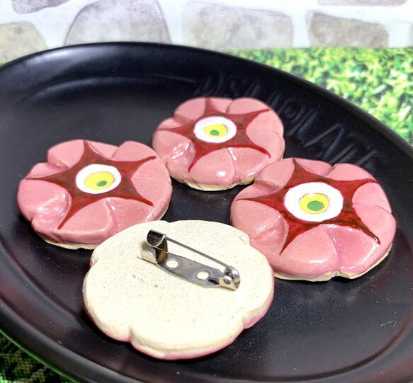 レアレアクオリティデザインの[送料無料]アサガオ型立体陶器ブローチ 中 (サンスマイル風 ピンク)｜アングル2