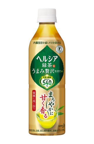 ヘルシア緑茶 うまみ贅沢仕立て 500ml【花王】 「ヘルシア緑茶 うまみ贅沢仕立て 500ml」は、 脂肪の分解と消費に働く酵素の活性を高める茶カテキンを豊富に含んでおり（540mg／1日の摂取目安量500ml当たり）、脂肪を代謝する力を高め、エネルギーとして脂肪を消費し、内臓脂肪を減らすのを助けるので、内臓脂肪が多めの方に適しています。特定保健用食品。日本人間ドック健診協会推薦。 三種の茶葉が織りなすうまみと香りを活かした、淹れたての瑞々しさが楽しめる贅沢な味わい。 内容量 500ml 消費者庁許可 特定保健用食品 許可表示 本品は、脂肪の分解と消費に働く酵素の活性を高める茶カテキンを豊富に含んでおり、脂肪を代謝する力を高め、エネルギーとして脂肪を消費し、内臓脂肪を減らすのを助けるので、内臓脂肪が多めの方に適しています。 1日当たりの摂取目安量 1本を目安にお飲みください。 栄養成分表示(1本500ml)当たり) 熱量15kcal・たんぱく質0g・脂質0g・炭水化物3.5g・食塩相当量0.1g 関与成分：茶カテキン540mg カフェイン80mg 原材料名 緑茶（国産）、茶抽出物（茶カテキン）／環状オリゴ糖、ビタミンC、香料 アレルギー物質 該当なし 賞味期限 賞味期限まで1年以上あるものをお送りします。 保存方法 高温、直射日光を避ける 注意事項 ●開栓後はすぐにお飲みください。 ●凍らせないでください。内容液が膨張し容器が破損したり、成分が分離・沈澱する事があります。 ●よく振ってからお飲みください。 ●お茶成分を豊富に含んでいます。お茶成分が浮遊・沈澱する事がありますが、品質には問題ありません。 ●コールド専用容器です。温めないでください。容器が破損する事があります。 ●多量摂取により疾病が治癒したり、より健康が増進するものではありません。 製造販売元 花王株式会社 東京都中央区日本橋茅場町一丁目14番10号 飲料（ヘルシア）に関するお問い合わせ 　0120-165-697 受付時間9:00〜17:00（土曜・日曜・祝日を除く） 広告文責 株式会社ウィーズ TEL. 048-796-7757 原産国 日本（茶葉(ケニア等)） 商品区分 特定保健用食品