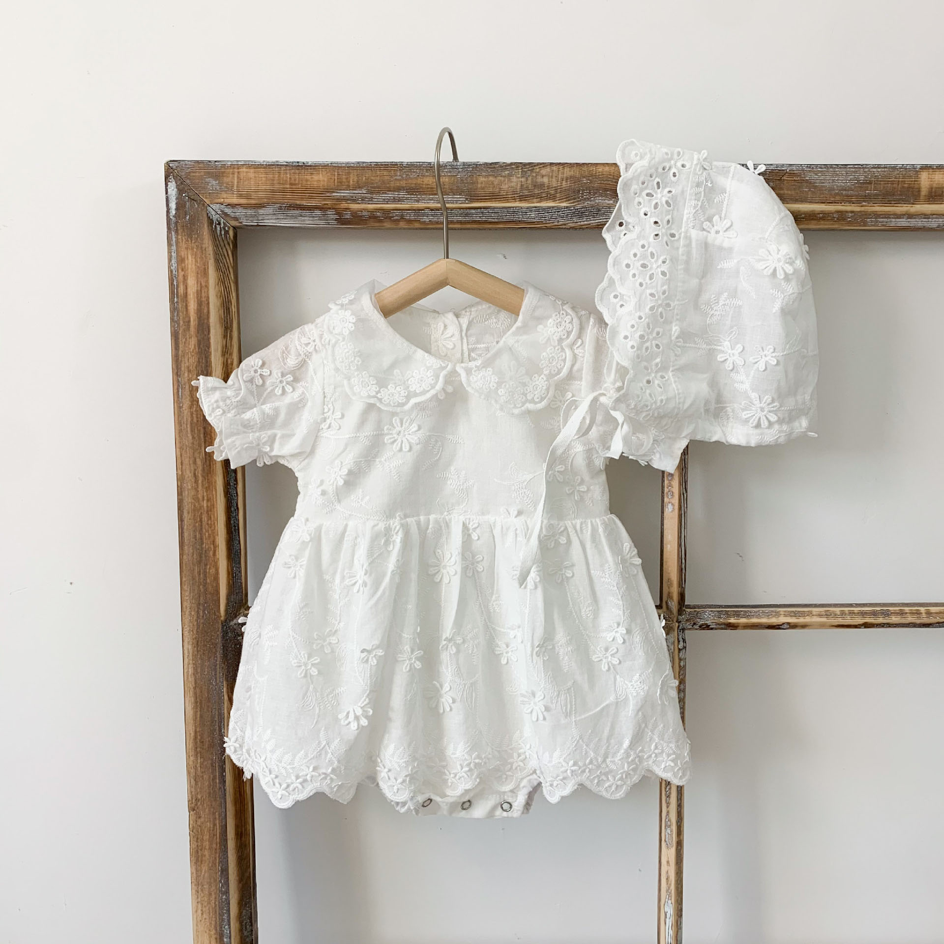 ワンピース レース 女の子 春夏 夏服 ロンパース 短袖 帽子付き ぼうし 花柄 洋服 姫様 襟付き プリーツ ホワイト パイピング 66-100cm 可愛い かわいい 韓国風 出産お祝い お食い初め 入園式 送料無料