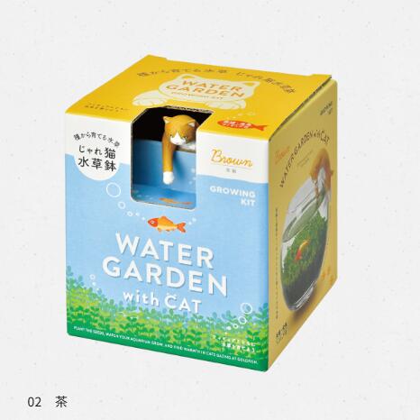 じゃれ猫水草鉢 白・茶ハチワレは、鉢の縁にちょこんと引っ掛けて飾れる愛らしい猫フィギュアと、水中を泳ぐ金魚フィギュアが織りなす、小さな物語を楽しめる水草栽培キットです。 今にも金魚を捕まえそうな猫のしぐさや、丸みのあるフォルム、後ろ姿までこだわって作られたフィギュアが、植物とともに癒しの空間を演出します。 種から水草を育てることで、芽吹きから葉が広がるまでの成長を楽しめます。水草が生長するにつれて猫と金魚の情景に奥行きが生まれ、まるで小さな水中世界が完成していくような変化をお楽しみいただけます。また、猫フィギュアは鉢の縁に引っ掛ける仕様のため、水草鉢だけでなく、お手持ちの植木鉢やプランターにも飾ることができます。置き方や向きを変えながら、お好みの景色を演出できるのも魅力です。 必要なものがセットになっているため、初めての方でも気軽に水草栽培を始められ、インテリアやギフトにもおすすめです。 【使用方法】 付属のガラス鉢に土を入れ、水を加えて水草の種をまきます。 説明書に従って管理し、発芽後は水草の成長をお楽しみください。 猫フィギュアを鉢の縁に取り付け、金魚フィギュアを水中へ配置すると、猫と金魚が織りなす情景を演出できます。 【規格】 商品名：じゃれ猫水草鉢 品番：GD-105601（白）、GD-105602（茶ハチワレ） サイズ：約W10.3×D10.2×H11.7cm 内容：ガラス鉢、土、水草の種、説明書、猫フィギュア、金魚フィギュア 【注意事項】 ・植物は生育環境により発芽時期や生育状況が異なります。 ・栽培の際は付属の説明書をよくお読みのうえ、ご使用ください。 ・直射日光や極端な高温・低温を避け、適した環境で栽培してください。