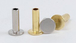 ■商品名：チューブラリベットソリッドブラス＜S＞（8mm） (10コ入り) 厚い革を重ねて止める時に使うリベットです。 ピーニングツールで打ち付けます。（ 金床の上で直接打ち付けます。） チューブラリベットに合うハトメ抜きは、 ハトメ抜き10号です。 ピーニングツールで打つと、菊型に割れて仕上がります。 チューブラリベットを打ち付けると、しっかり留まります。 ■色：真鍮 ■サイズ 頭直径：7.7 mm 足の長さ：8 mm