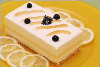さっぱりしたレモンムースとラベンダーのハチミツを使ったクリームが特徴の銀座ル・ブランの新作ケーキ「ミエルシトロン」
