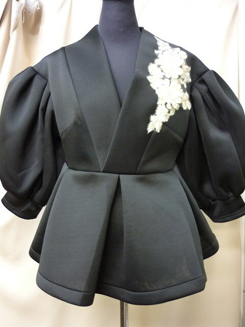 商品詳細 カラー ブラック 素材 ポリエステル100％ サイズ 　　　Mサイズ バスト　　　82cm 着丈　　　　61cm 裄丈　　　　65cm ＊実際の商品を測った寸法です 特徴 ボリューム袖のVネックぺプラムカットソーです お花のモチーフが豪華な印象です 後ファスナー開閉 ボンディング系の素材です 注意 商品は新品です。 実際の商品と画像のカラーが異なって見える場合もございます