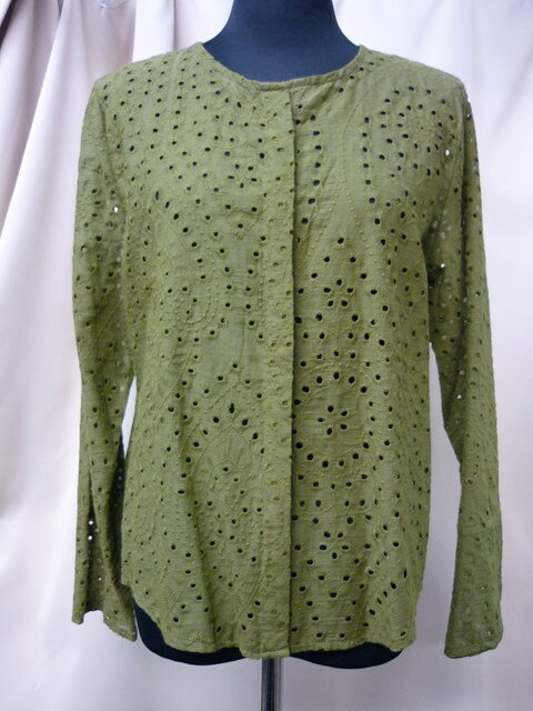 商品詳細 カラー カーキ 素材 綿100％ 手洗いOK サイズ 　　　FREE バスト　　100cm 着丈　　　60cm 袖丈　　　58cm 肩幅　　　38cm アームホール　45cm ＊実際の商品を測った寸法です 特徴 ケミカルレースのノ...