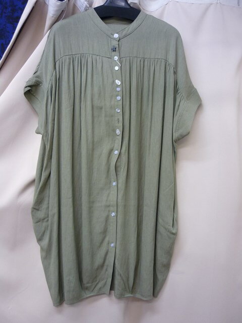 SALE！NICE CLAUPデザインボタンチュニックブラウス（カーキ）【新品】