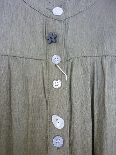 SALE！NICE CLAUPデザインボタンチュニックブラウス（カーキ）【新品】