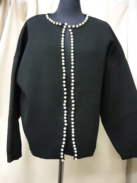 商品詳細 カラー ブラック 素材 ポリエステル100％ 手洗いOK サイズ 　　　FREE バスト　　120cm 着丈　　　56cm 裄丈　　　78cm ＊実際の商品を測った寸法です 特徴 ネック＆フロントにパール使いのカーディガン 注意 ...