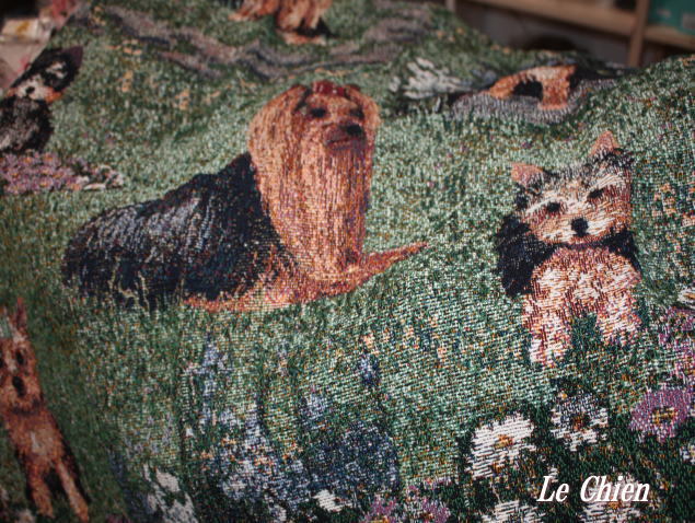 【即納できます】ゴブラン織りのタペストリー ヨークシャーテリア W127×H199cm 犬の刺繍が素敵なラグ ベッドカバー ソファーカバー 新築祝い 贈り物 お返し ルシアン　送料無料