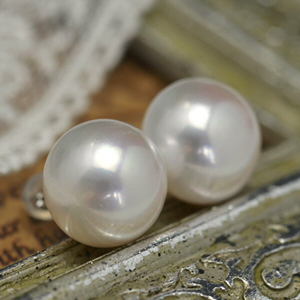 ルコリエ ピアス 特大 13mm ホワイト ボタン 淡水真珠 ピアス イヤリング　シャボン玉カラー浮かぶ超特大サイズ！品格と華やかさを放つ圧倒的存在感