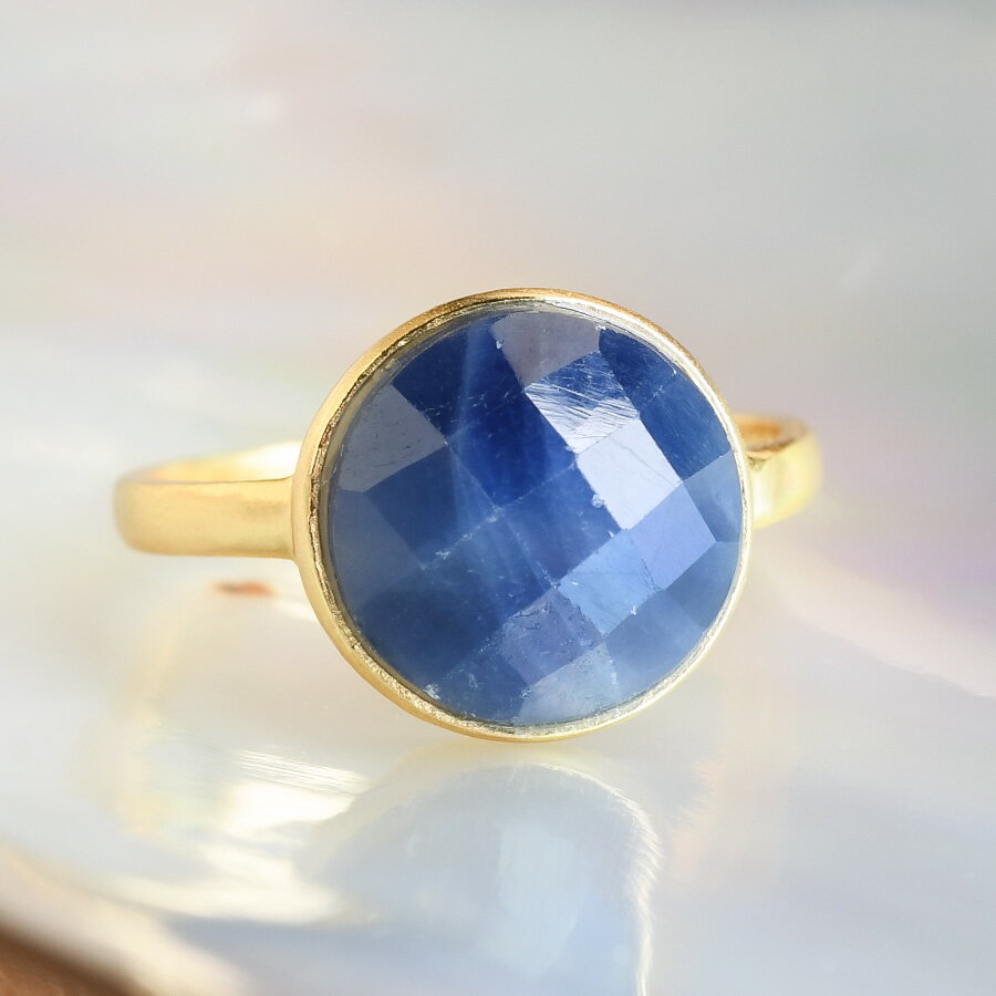 サファイア リング チェスカットがきらめく大粒サファイアブルー KA02 SRG0330
