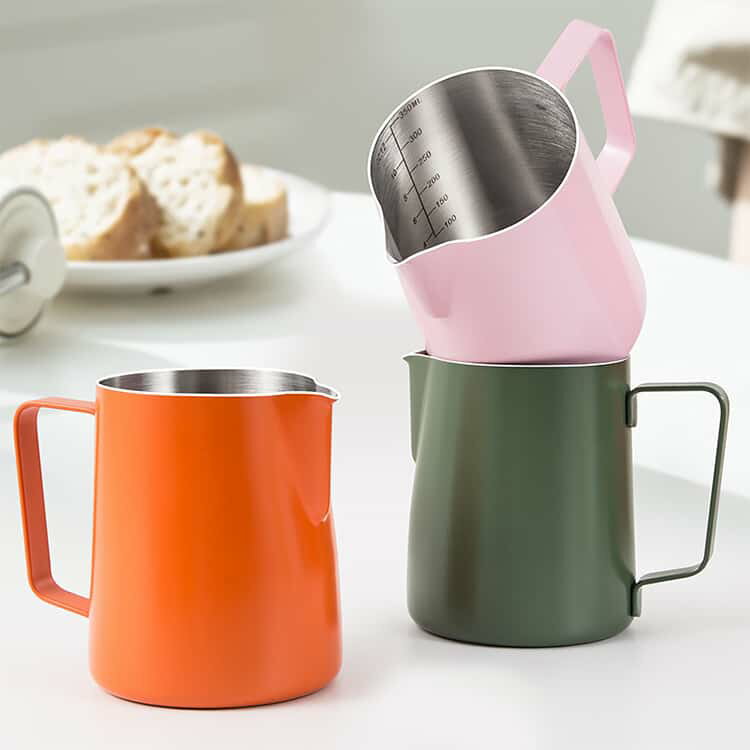 おしゃれ 350ml 計量カップ ステンレス製 ミルク泡立て器ジャグ 耐熱 スチーム 600ml ミルクピッチャー フォームミルク用 ステンレス製 目盛り付き コーヒーラテアート用 ドリンクピッチャー ミルクピッチャー 耐熱 3