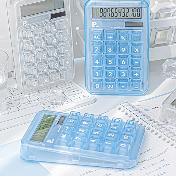 le colzaの電卓 ソーラー+電池併用 透明 使いやすい おしゃれ かわいい 卓上 ポコポコ電卓 12桁 ぽこぽこ透明 クリア ぽこぽこ 白 ブルー 電池式 透明電卓 ソーラー 卓上電卓 12桁電卓 計算機 機械式 かわいい計算機 大きい 四角ボタン 電卓12桁 可愛い 滑り止め｜アングル2