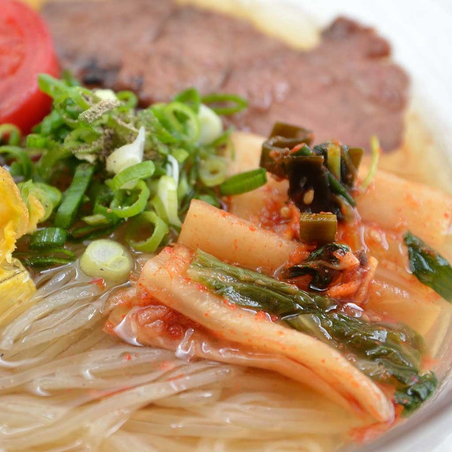 ビーフとポークの旨味を加えた冷麺スープです。　本場の冷麺スープより日本人好みに合わせやや濃いめの味付けでスープ自体も単身でいただけます。ストレートタイプで6~7人分です。■配送不可地域：北海道・沖縄の一部離島は配送不可■温度帯：冷蔵■原材料名／食品添加物：砂糖、蛋白加水分解物（小麦）、ビーフエキス、ポークエキス、リンゴ酢、食塩、にんにく、酸化防止剤(V.E.)、調味料（アミノ酸等）、保存料（ポリリジン）、シュセイ、乳化剤、pH調整剤 牛肉■アレルゲン表示：（推奨21品目）■賞味期限：180日(最低保証:170~180日)■規格：1.8L (容器:ペットボトル1.8L)■ギフト対応：・ギフト包装：×・二重包装：×・熨斗対応：×・のし表書き：×・のし名入れ：×■発送の目安：ご注文後（決済確認後）、翌営業日以内の発送予定。