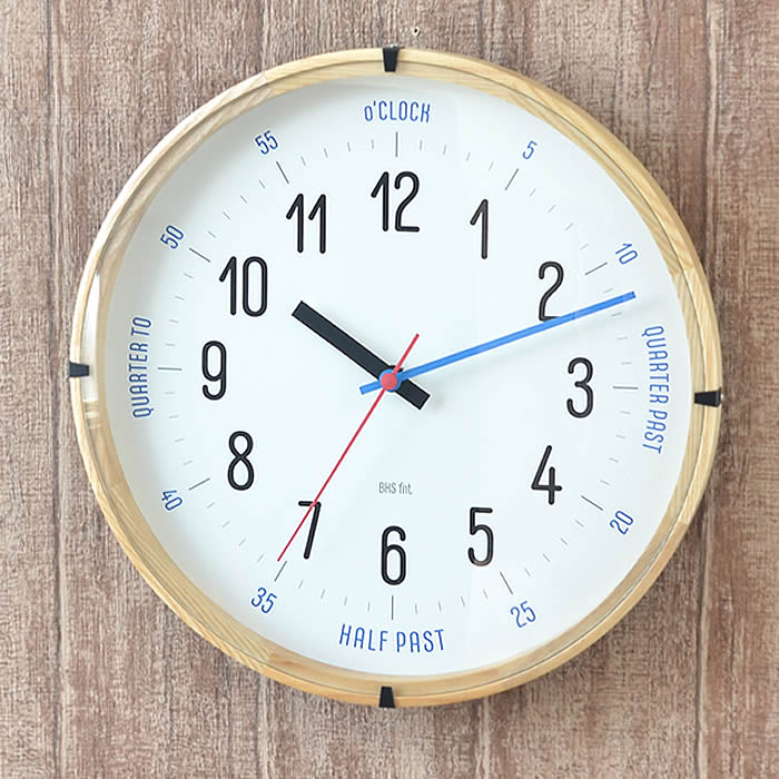 商品名 BAUHAUS Fonts Wall Clock CarlMarx 掛け時計 商品詳細 サイズ 約 Φ300×D50mm 重量 約 729g 素材 木、ガラス、MDF 仕様 日本メーカー製スイープムーブメント 常温での精度：平均月差±10〜30秒 可動温度範囲：−10℃〜＋50℃ 使用電池：単3乾電池1個(別売り) 電池寿命：約1年 備考 ※こちらの掛け時計は、スイープムーブメントを使用しています。電波時計ではございません。 ※保証期限は1年間となります。 ※単三電池1本使用。別売になります。 ※次のような場合には保証期間中でも、保障対象外となりますのでご注意ください。 1.誤ったご使用による故障、またはお取扱の不注意による故障 2.不適切な修理や改造、分解による故障 3.火災または天災による故障 4.ご使用中に生じる外観上の変化(本体、ガラスの傷など) 5.保証書のご提示がない場合、または保証書に販売店名押印、日付のない場合 6.ご贈答品等で本書に販売店の記載がない場合や、お買い上げの販売店に修理を依頼できない場合には、表記の住所へご相談ください。 検索キーワード 掛け時計 バウハウス ウォールクロック BAUHAUS Fonts Wall Clock CarlMarx カール・マルクス 音がしない 壁掛け 時計 木製 おしゃれ スイープムーブメント キッズ 子供 知育 シンプル 北欧 ギフト 新築祝い 引越祝い エルコミューン ラッピング ラッピングOK →詳細はこちらBAUHAUS Fonts Wall Clock CarlMarx 掛け時計　 インテリアにもなる知育時計こだわりの復刻フォントバウハウスマスターの掛け時計 1919年にドイツの古都ヴァイマールに開校した造形芸術学校「バウハウス」。 そのバウハウス出身「カール・マルクス」の復刻フォント『CarlMarx』を使用したおしゃれな知育クロックです。 優しい色の木製フレームと立体感のあるコンベックスグラスを合わせたスタイリッシュなデザインに知育の要素をプラス！工夫された文字盤は子どもが時間を学ぶのに最適です。 子供っぽくなりすぎないデザインなので子ども部屋だけでなくどんなお部屋にも合わせやすく、スイープムーブメント仕様でコチコチ音がせずいつでも快適に過ごせます！ 関連商品 BAUHAUS Fonts Wall Clock Reross Quadratic 掛け時計 BAUHAUS Fonts Wall Clock Joschmi 掛け時計 BAUHAUS Fonts Wall Clock Xants 掛け時計 BAUHAUS Fonts Wall Clock CarlMarx 掛け時計 BAUHAUS Fonts Wall Clock Alfarn 掛け時計