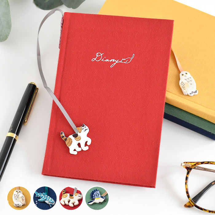 【12月1日はポイント最大10倍祭!】ミドリ 日記 刺繍しおり付 日記帳 1年日記 日記帳 かわいい しおり付 ネコ 育児日記 トリ 布 デザイン 記録 ビジネ...