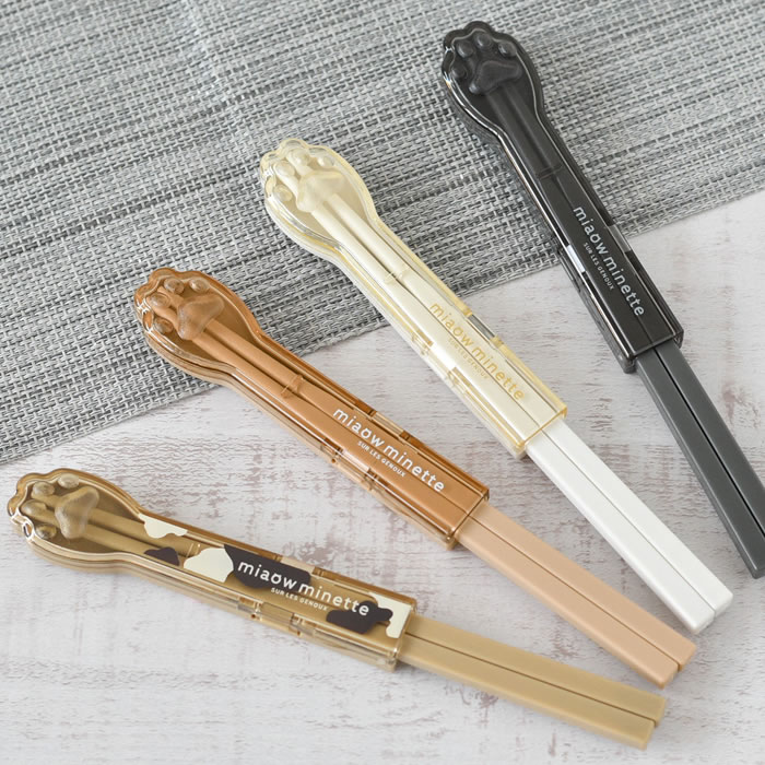 商品名 にゃお にくきゅう箸＆ハーフケース 商品詳細 サイズ 約 W11.2×D2.5×H1.5cm 重量 約 25g 素材 AS樹脂、ABS樹脂、シリコーンゴム 仕様 箸全長18cm 箸先にすべり止め加工 食洗機OK 原産国 日本製 備考 ※全パーツ家庭用食器洗い乾燥機対応です。機器の表示および取扱説明書をご確認の上ご使用ください。 ※たわし又はみがき粉で磨かないでください。 ※手洗いの際はスポンジや柔らかい布に食器用中性洗剤を含ませ、水またはぬるま湯で洗浄し十分にすすいで乾燥させてください。 ※つけ置き洗いはおやめください。アルカリ性、酸性、 オ レンジオイル系や泡スプレータイプの洗剤は使用しないでください。 ※著ストッ パーの紛失にご注意ください。 ※煮沸消毒は変形することがありますのでおやめください。 ※フタの開閉は無理をせず、正しい位置でゆっくり確実に行ってください。 ※製品を正しくお使いいただくため、 ご使用の前に必ず取扱説明書をお読みください。 検索キーワード 弁当 箸 サブヒロモリ にゃお にくきゅう箸＆ハーフケース 高校生 学生 18cm ケース付き 通勤 通学 日本製 かわいい カトラリー 箸入れ 食洗機対応 おしゃれ 大人 子供 ランチグッズ 猫 ネコ ねこ 肉球 ラッピング ラッピングOK →詳細はこちら メーカー希望小売価格はメーカーカタログに基づいて掲載しています。にゃお にくきゅう箸＆ハーフケース ネコ好きさんのランチタイムににくきゅう箸＆ハーフケース ねこの可愛らしさと機能性を両立した「にゃお」シリーズ。 にくきゅう箸＆ハーフケースは、子猫の手のようなケースが何とも可愛いデザイン。 箸は全長18cmですべり止め加工が施されています。 シリーズでランチグッズを揃えればより可愛いランチタイムに♪ 関連商品 にゃお にくきゅうワンタッチランチ にゃお スープポットポーチ にゃお ねこみみステンレススープポット にゃお にくきゅうコンビセット →シリーズ一覧を見る →シリーズ一覧を見る