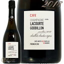 Information 商 品 名name Lacourte Godbillon Parcellaire Chaillots Hautes Vignes 2018 蔵 元wine maker ラクルト・ゴドビヨン / Lacourte Godbillon 産 地terroir フランス/France＞シャンパーニュ地方/Champagne 格 付 けclass A.O.C シャンパーニュ / Champagn ヴィンテージvintage 2018年 品 種cepage シャルドネ100％ 種 類 / 味わいtype/taste 泡champagne / 白white / 辛口dry 容 量net volume 750ml 輸 入import 正規輸入代理店 フィラデス 情 報information 味わいに奥深さとテクスチャーの複雑さを持ちながら、リンゴのような酸味と果実感が見見事に調和している。赤いリンゴのアクセントがあるクリスピーでミネラリーなフィニッシュ。砂質土壌という特性から、柔らかな酸や果実味と、どこか優しさを感じる質感を持つシャンパーニュを生むエキュイユ村。ビオディナミ栽培を導入し、「Less is More （少ない方が豊か）」という信念の元、この村のテロワールを最大限に表現する生産者。生産本数は少なく入手困難となることが見込まれ、今まさに手にしたい才能あふれる生産者です。 エキュイユ村に約8haの畑を所有するラクルト・ゴトビヨン。リシャール・デヴィーニュとジェラルディーヌ・ラクルトの夫妻はリヨンでそれぞれ別の仕事をしていましたが、ジェラルディーヌの両親のメゾンを引き継ぐため、共に退職。アヴィーズの醸造学校で1年間学んだ後に、ジェラルディーヌが3代目として2006年にメゾンを継承しました。2012年には協同組合から脱会し完全に独立したレコルタン・マニピュランです。「素晴らしいワインは素晴らしい畑からしか生まれない」という信念のもと、多くの時間をさいてブドウ畑は見事に手入れされています。テロワールを忠実に表現することを第一とし、エキュイユ村の特徴である砂質土壌由来のふんわり感と、絶妙な樽使いがこのメゾンの評価を急激に高めました。 何よりもぶどう畑が最優先であるという信念を貫く彼らは、土壌と環境を守るために全力を尽くしています。畑には羊が放牧され、鳥箱も設置されており、カバークロップの採用だけでなく、近年ますます注目されているアグロフォレストリーへの取り組みも行っています。畑作業では、通常一般的な季節労働者を雇うことなく、5人のチームでのみ作業を完結させ、自社のブドウだけを使用。ブドウの品質を高めるために収量をコントロールし、完璧な収穫日を選び収穫します。こうして、自分たちの仕事を完全に管理しているのは、トレーサビリティーを大切に考えているから。数々の労力はかかりますが「妥協をしない、忍耐強く、がキーワード」とジェラルディーヌは語ります。 2020年にオーガニック認証、2022年にビオディナミの認証を取得しており、ブノワ・ライエ、ヴエット・エ・ソルベ、フルーリーらが所属するAssociation des Champagnes Biologiquesや、ド・スーザやガティノワが所属するLes Mains du Terroir de Champagneなど、著名なオーガニック栽培のグループに所属。醸造においては、レス・イズ・モア(少ない方が豊か)の考えを持り、ステンレスタンクでの発酵・熟成では、温度調節のできる22-44hlの小型サイズのものを使用し、可能な限りポンプの使用を控えます。樽での発酵・熟成では、産地の異なる樽(エキュイユの森のオークを使用したものもある)を使用し、一切のポンプを使用せず、無濾過、無清澄で仕上げ。キュヴェにより異なりますが、MLF比率は少ないか、全く行いません。 そうしてできるシャンパーニュは、テロワールを隠すことなく、砂系を主体とした土壌を見事に表現しており、堅牢でミネラリーなスタイルとは一線を画す、エレガントで優しいタイプの味わいである。才能あふれる彼らのシャンパーニュには、評論家も注目をしている。 ※インポーター様資料より