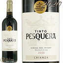 Information 商 品 名name Tinto Pesquera Crianza 2020 蔵 元wine maker アレハンドロ・フェルナンデス(ティント・ペスケラ) / Alejandro Fernandez(Tinto Pesquera) 産 地terroir スペイン/Spain＞リベラ・デル・デュエロ/Ribera del Duero 格 付 けclass D.O. リベラ・デル・ドゥエロ / Ribera del Duero ヴィンテージvintage 2020年 品 種cepage テンプラニーリョ100％ 種 類 / 味わいtype/taste 赤red / 辛口dry 容 量net volume 750ml 輸 入import 正規輸入代理店 ミレジム 情 報information 畑面積：200ha 平均樹齢：35-45年 標高：800m以上 土壌：石灰岩が混じる粘土ローム土壌をはじめとする様々なタイプの土壌(複数の区画から収穫) 醸造：新樽率25％のアメリカンオークで14ヶ月熟成、最低6ヶ月瓶内熟成。 無濾過で瓶詰。 12-14℃/提供する30分前に要デキャンタージュ Alc：14〜14.5％ 外観は、クリーンで輝きのあるエレガントなガーネット色。ラズベリーなどの赤いベリー系果実のフレッシュで芳醇なアロマが仄かなバルサムのニュアンスと共に香ります。香り全体の印象としては、複雑味のあるシリアスなワイン。口に含むと、まず甘みのあるフルーティな果実味が心地よく感じられ、後からバルサムやリコリスの風味が表れ、仄かなブリオッシュの香りを伴うエレガントな後味が広がります。 リベラ・デル・ドゥエロ特有の寒い冬と共に幕を開け、この冬の最低気温は氷点下 12℃まで下がりました。春の始まりまで気温の低い日が続きましたが、このような寒気にも関わらず、通常通り4月下旬頃に発芽を迎えました。前年の2017年は非常に乾燥した年でしたが、2018年は冬の終わりから春にかけて雨が降り、この地域にしては非常に雨の多い湿潤な年となりました。 気温の寒暖差と冬から春にかけて蓄えられた地下水源により、ブドウの生育は至って順調に進み、粒の大きな実をつけたため、9月から10月にかけての気温が例年よりも暖かかったにも関わらず、ブドウの成熟に時間がかかり、収穫を開始する時期が10月下旬頃まで延びました。 この年収穫されたブドウは、質・量ともに格別で、生育サイクルの最終段階で雨が全く降らなかったことが幸いし、健康状態の良いブドウが収穫されました。収穫量に関しては2016年ヴィンテージに次ぐ近年で最も豊作の年となりました。今やスペインワインのアイコン的存在ともなったフェルナンデス・リベラ家の作り手としての歴史は、アレハンドロ・フェルナンデスと妻エスペランサ・リベラの独創性と一族の団結により、1972年に始まります。 スペインでは、19世紀まで良質なワインが随所で作られていましたが、20世紀に入ると、フランコの独裁政治などもあり、経済も国際的地位も一気に低下し、ベガ・シシリアが造るウニコなど一部のものを除き、安価な大量生産のワインが定番化していました。アルコール分が高く、重たいだけのスペインワインではなく、もっと酸の効いた上質なワインを造りたいと考えたフェルナンデスは、ブドウ畑を購入し、自らのワイナリーの創設を切望するようになります。 もともとスペインはワインに酸を与える土壌に恵まれ、あちこちに良質なブドウ畑が広がっていましたが、他の作物に転向するブドウ農家も多く、良質なブドウ畑がいつしか砂糖大根の畑に変わっていました。そんな中、最高のワイン造りに情熱を燃やすフェルナンデスは、アメリカ人のスティーブン・メツラーと組んでかつて良質なブドウ畑であった酸の強い土壌を丹念に探し求め、遂に1972年、リベラ・デル・ドゥエロのペスケラという港町に理想的な土壌を見出し、16世紀の小さな石造りの搾汁所を購入しました。1975年に初めてこの地で収穫を行い、ティント・ペスケラが誕生します。 ペスケラのワインによりリベラ・デル・ドゥエロが持つ潜在性が話題に上るようになり、1982年に原産地呼称リベラ・デル・ドゥエロが生まれ、この DO の誕生と共に、同年、ティント・ペスケラで最も標高の高い畑から収穫された極上のテンプラニーリョのみを使用し、最初のハヌスが作られました。このワインの名称は、ローマ神話の時の神ヤーヌスに因んでいます。 1985年、ハヌス「これぞスペインのペトリュス！」と評されたことにより、ペスケラは一躍脚光を浴び、スペインで最も権威あるボデガとして世界に広く認知され、今も最高の評価を受けています。現在フェルナンデス・リベラ・グループは、4つのボデガから成り、そのワインは世界70国以上で販売されています。2019年には、エスペランサとアレハンドロの孫たちがグループの経営陣に加わり、時代に適応する方針を打ち立てて、グループをリードしています。 【栽培】 ペスケラでは、有機栽培やビオディナミが世間で取り沙汰されるようになるずっと以前から羊の糞などを有機肥料として利用し、限りなく自然に近い手法を守ってきたため、有機栽培やビオディナミを取り入れたと言うより、ペスケラで昔から変わらず守ってきた手法がいつの間にか有機栽培やビオディナミと呼ばれるようになったと言う方が正しいでしょう。 【醸造】 ブドウは除梗し、2〜3週間かけて天然酵母で発酵。タンクの外側に冷水をかけて冷却しながら発酵させるため、マロラクティック発酵中も27℃を越えることはありません。樽に移し、こまめにルモンタージュしながら熟成。デブルバージュで沈殿物を沈め、月に一度樽からワインを出し樽を湯で洗浄。ろ過や冷却をせず、SO2が極めて低いため、ペスケラを飲んでも翌日頭が痛くなることは滅多にありません。テロワールの個性を際立たせるため、4つのボデガで同じ醸造手法をとっていますが、樽の種類や新樽率、熟成期間がキュヴェごとに違い、フレンチオークとアメリカンオークを絶妙に使い分けることで個性豊かな味わいを生み出しています。 ※インポーター様資料より