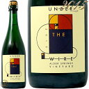 Information 商 品 名name Under The Wire e Alder Springs Vineyard Pinot Noir Sparkling by Bedrock 2015 蔵 元wine maker アンダー・ザ・ワイヤー / Under The Wire 産 地terroir アメリカ/America＞カリフォルニア州/California 格 付 けclass AVA シャローン / Chalone ヴィンテージvintage 2015年 品 種cepage ピノ・ノワール100％ 種 類 / 味わいtype/taste 泡Sparkling / 淡いロゼrose / 辛口dry 容 量net volume 750ml 輸 入 元importer 正規輸入代理店 中川ワイン 情 報information ベッドロックのモーガン・ピーターソンとパートナーのクリス・コトレルが造るシングル・ヴィンヤードにこだわったプレミアム・スパークリング。 レコルタン・マニュピュランのシャンパーニュに影響を受けて、カリフォルニアでも特別な畑からそのテロワール・ヴィンテージ・品種の個性を描き出したスパークリング・ワインを造ろうと始めたプロジェクト（ファースト・リリース2011VTG）。選び抜かれた特別な畑から唯一無二の個性を持つスパークリングを造ろうと、毎年畑や葡萄は変化するが、AVAシャローンのブロッソー・ヴィンヤードのシャルドネ、ソノマ・ヴァレーの自社畑ザ・ベッドロック・ヴィンヤードのジンファンデル、メンドシーノ群の特別な畑アルダー・スプリングスのシャルドネ、ピノ・ノワール、ソノマ・コーストの超有名畑ハーシュ・ヴィンヤードのピノ・ノワールも加わるという将来の楽しみなプロジェクト。限定数生産。 破砕後、皮種と共に2時間浸潤、淡い色合いと果実の個性を引き出す。数年使いの仏産樽で約1年熟成）、翌年初夏に瓶詰・瓶内2次醗酵・澱と共に約2年瓶熟。2019年1月にディゴルジュマンを行い、ドサージュは4g/l以下。アルダー・スプリングは山岳地帯で非常に涼しく、収量が少なく凝縮し、酸が秀逸で、土地の個性（鉱質感）が反映される。ストロベリー、クランベリー、西洋カリンや柑橘類のアロマが満載。塩味のような海のニュアンス、エネルギーと生命力にあふれ湧き上がるような細かい泡立ち。アンダー・ザ・ワイヤーの意味は二つあり、一つはそのままの意味でミュズレ（スパークリング・ワインのコルクと瓶を止める針金＝ワイヤー）の下にあるワインという意味。もう一つは、英語の表現で「ぎりぎりにやっと間に合った」という意味からで、カリフォルニアでは日照量の豊富さから大手のスパークリング会社は酸が落ちないようにまだグリーンな糖度が低いうちから収穫してしまいます。しかしそれでは葡萄の成熟は十分ではなく、畑の個性は十分現れない。モーガンとクリスはスパークリングにする葡萄が酸と成熟の丁度良いぎりぎりのタイミングをとらえることが信条であることからこの表現をブランド名としました。 ベッドロックのオーナー・ワインメーカーのモーガン・トゥワイン・ピーターソンと共同オーナーのクリス・コトレルが造る別ブランド「アンダー・ザ・ワイヤー」はこだわりの少量生産のカリフォルニア・ファイン・スパークリング・ワイン。レコルタン・マニュピュランのシャンパーニュ（自社畑・自社醸造）の中でも特別な生産者が特別な区画から造る、メゾン物でないシャンパーニュの素晴らしさに影響を受けて、カリフォルニアでも特別な畑からそのテロワール・ヴィンテージ・品種の個性を描き出したファイン・スパークリング・ワインを造ろうと始めたプロジェクト（ファースト・リリース2011VTG）です。 影響を受けたシャンパーニュの生産者は、シャルトーニュ・タイエ、ジャック・セロス、ユリス・コラン、ジェローム・プレヴォー、ヴェット・エ・ソルヴェなどだそうです。 選び抜かれた特別な畑から唯一無二の個性を持つスパークリングを造ろうと、2011VTGはAVAシャローンのブロッソー・ヴィンヤードのシャルドネ（石灰質土壌から酸が豊富でミネラル感が生きたシャブリかと思わせる白ワインの要素が生き生きとしたスパークリングとなった）と、ソノマ・ヴァレーの自社畑ザ・ベッドロック・ヴィンヤードのジンファンデル！（ロゼ、ジンファンデルでもエレガントな果実味、生き生きとした酸を持つ葡萄が得られることを実践）でデビュー。多くの評論家から絶賛を受け、生産量の少なさからカルト化しました。2012VTG以降は、プラスしてメンドシーノ群の特別な畑アルダー・スプリングスのシャルドネ、ピノ・ノワール、ソノマ・コーストの超有名畑ハーシュ・ヴィンヤードのピノ・ノワールも加わるという将来の楽しみは尽きません。しかしながら、今後とも非常に少量生産のみ。全ラインナップが揃うのは至難の技。厳選した数種が少量のみ輸入されています。今後とも新しい畑に取り組み、カリフォルニア・ファイン・スパークリング造りに挑戦していくことでしょう。収穫・ヴァン・クレールの醸造はベッドロックで行い、ティラージュ、ディゴルジュマンはマイケル・クルーズ氏のコンサルを受けて醸造されています。 ※インポーター様資料より