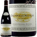 Information 商 品 名name Jacques Frederic Mugnier Chambolle Musigny 2018 蔵 元wine maker ジャック・フレデリック・ミュニエ / Jacques Frederic Mugnier 産 地terroir フランス/France＞ブルゴーニュ地方/Bourgogne＞コート・ド・ニュイ地区/Cote de Nuits＞シャンボール・ミュジニー村/Chambolle Musigny 格 付 けclass A.O.C シャンボール・ミュジニ / Chambolle Musigny ヴィンテージvintage 2018年 品 種cepage ピノ・ノワール100％ 種 類 / 味わいtype/taste 赤red / 辛口dry 容 量net volume 750ml 輸 入import 正規輸入代理店 ラック・コーポレーション1985年、石油関連のエンジニアとして世界を飛び回り、定期便のパイロットとしても活躍したフレデリック・ミュニエがシャンボール・ミュジニー帰郷。そこから現ジャック・フレデリック・ミュニエの新たな歴史が始まりました。 ドメーヌが所有する珠玉のクリマは1889年、リキュールメーカーを経営していた曽祖父のフレデリックが、モレ・モンジュ家から購入したものです。ミュジニー（1.13ha）、ボンヌ・マール（0.36ha）、シャンボール・ミュジニー1級レザムルーズ（0.53ha）、ニュイ・サン・ジョルジュ1級クロ・ド・ラ・マレシャル（9.55haのモノポール）等々。 しかし、父の代まではワイン造りに直接関与せず、これらの畑はすべて他の造り手に貸し出されていました。その契約が85年に切れるのを機に、フレデリックはワインの世界に身を投じる決意を固めたのであります。ボーヌの醸造学校でワイン造りの基礎を学び、隣人のクリストフ・ルーミエやヴォルネイのミシェル・ラファルジュに指導を仰ぎました。 ブドウ栽培はビオロジックに限りなく近く、除草剤、殺虫剤の散布はなし。必要に応じてベト病対策の薬品をわずかにスプレーするのみといいます。除梗は100％。低温マセレーションはせず、木桶とステンレスタンクを併用して醸造。木桶のほうが優っているという意識はなく、純粋に量的な問題で使い分けています。樽熟成期間はおよそ17ヶ月。新樽の割合はどのアペラシオンでも15-20％と比較的少なめです。 このような造りから、さほど色の濃度は抑えられ、口当たり柔らかく、シルキーな喉越しのワインが生まれます。いかにもシャンボール・ミュジニーという風情の仕上がりに、誰しも頬を緩ませるのでしょう。 面白いことに、この傾向はニュイ・サン・ジョルジュのクロ・ド・ラ・マレシャルでも変わりません。このミュニエが全面積を所有するモノポールのクリマは、2003年まで50年にわたりフェヴレに貸し出されていたものです。ようやくその契約が切れ、2004年からミュニエが栽培・醸造しています。 フェヴレ時代のクロ・ド・ラ・マレシャルはまだ長期熟成型を標榜する先代の造りだったことも手伝い、いかにも怒り肩のワインでした。しかしミュニエ時代になってからは、これが本当に同じクリマかと訝るほど、エレガントなワインへと変貌しています。また、フレデリックはクロの最北部にあるピノ・ノワールに、その根を残したままシャルドネの穂木を刺し、2005年ヴィンテージよりクロ・ド・ラ・マレシャルの白を復活させてます。 香り高く、デリケートでエレガント。ミュニエのワインは一本筋が通っています。 ※インポーター様資料より