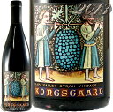 Information 商 品 名name Kongsgaard Kongsgaard Syrah Napa Valley 2013 蔵 元wine maker コングスガード / Kongsgaard 産 地terroir アメリカ/America＞カリフォルニア州/California＞ナパ・ヴァレー/Napa Valley 格 付 けclass AVA ナパヴァレー / Napa Valley ヴィンテージvintage 2013年 品 種cepage シラー100％ 種 類 / 味わいtype/taste 赤red / 辛口dry 容 量net volume 750ml 輸 入 元importer 正規輸入代理店 中川ワイン 情 報information 冷涼シラーの代名詞「ハドソン・シラー」をジョン・コングスガードがセレクト。 シガー、ビターチョコ、なめし皮、胡椒、クローヴ、炭、しっとりとした黒い土など第2次アロマが現れます。タンニンはソフトで、長い余韻がおだやかに続き、厳しいまでに硬く詰まった緊張感とリッチでフルボディーの果実味を併せっています。リスキーな方法＝葡萄の力を尊重し、厳しいまでの環境下で人力の介在を減らし自然に任せる。完成形は少量のみ。 ジョン・コングスガードは、若かりし日に目指したクラッシック音楽家としての将来を断念し、ナパ・ヴァレーに5世代続く稼業（土地に根差した農業、造園業、岩切り出し業）を家族と共に継いでいくことを妻・マギーと共に決断したのが1970年代。 ナパ市街にほど近いCoombsville/クームスヴィルの山頂にある祖父が岩を切り出し販売する稼業を行っていた土地を開墾し、白品種の葡萄を植樹しました。アンドレ・チェリチェフから「岩だらけで、遮るものもない丘の上、強い風が通るこの土地から、絶対無二のものが出来る」とのアドバイスを受けたからです。その畑は、判事であった父に敬意を表し“The Judge Vineyard/ザ・ジャッジ・ヴィンヤード”と名付けられ、ここから伝説のワインが生み出されることになります。 1996年コングスガードとして初ヴィンテージをリリース。自社畑だけでなく、ナパ・ヴァレーの中でも最高の畑のオーナーたちと契約を結び、オーダーメイドで葡萄を注文する(低収量に制限する)ことを始めた第一人者でもあります。コングスガードのワインを造る傍ら、Newton, Luna, Livingstone, Ariettaなどでワインメーカーを務め、名声は広く知られるようになります。一緒に働いたり、アシスタントをしたり、たった一年、ひとシーズンだけでも彼に関わった人々は、彼の曲げないワイン造りにおける信念、人生観、シリアスながら大きく人を包み込むようなオーラを発する彼から、多くを学び、大きな影響を受け、師と仰ぎ、その影響は伝播してるのです。 ジョン・コングスガードが造るワインは、選び抜いたベストの区画から、極端なまでの低収量、天然酵母のみを使い、低温のセラーで長い時間をかけて醗酵を待ちます。ノン・フィルター、ノン・ファイニング（人工的な清澄作業をしない）。今では当たり前のように言われていますが最新鋭の化学設備で行うのではなく、ほぼ手作業。リスクの大きな造り方でもあります。おめがねにかなう葡萄が出来なければそのワインを造りません。満足の行くクオリティーでなければ年により生産量が極端に変わり、自然によると言うよりも、ジョン・コングスガードのフィルターによりワインは造られていきます。その厳しさが多くの信望者を集める由縁でしょう。 現在、Arietta/アリエッタの共同経営権を手放し、得た資金を元に、アトラス・ピークの山奥に土地を購入。斜面の岩盤を自らと息子アレックスや家族の手で掘削し、迷路のようなワイナリーを建設。2006VTGからこの新しいワイナリーで全てのワイン造りを行っています。隣接したナパ・ヴァレーを見下ろす自社畑には、斜面に合わせて様々な台木、クローンを組み合わせて、各品種が植えられています。2013年初めて自社畑のワイン造りが1樽ずつ行えるというまだまだ将来性を秘めた若い畑。息子のアレックスと共に、栽培・醸造にあたり、畑の中に建てられた自宅は園芸家である妻・マギーが丹精を込めた草木花々に囲まれています。新しい環境を経て、これからもコングスカードの伝説は家族の中に、信望者のワインの中に引き継がれていくことでしょう。 ※インポーター様資料より