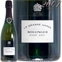 Information 商 品 名name Bollinger Bollinger La Grande Annee Rose 2007 蔵 元wine maker ボランジェ / Bollinger 産 地terroir フランス/France＞シャンンパーニュ地方/Champagne 格 付 けclass A.O.C シャンパーニュ / Champagne ヴィンテージvintage 2007年 品 種cepage ピノ・ノワール , シャルドネ 種 類 / 味わいtype/taste 泡Champagne / ロゼrose / 辛口dry 容 量net volume 750ml 輸 入import リーファー輸入 定温倉庫保管「ロイヤル・ワラント」とは、英国王室に商品を納入していることを示す証で、英国王室御用達のことを表します。英国王室御用達の企業や個人は、店先や商品に英国王室の紋章をBy Appointment（御用達）の文字と一緒に掲げることが認められています。ボランジェのボトルにはすべて「By appointment」の文字とエリザベス2世の紋章がしるされています。 最初のロイヤル・ワラントはヘンリー2世が1155年に発行したもので、現在では850 社が“王室御用達”を拝命しています。その品目は、食品、雑貨、文房具、衣類など多岐にわたります。 王室御用達の紋章は全部で4 種類あり、「グレート・ブリテンおよび北部アイルランド連合王国の女王の紋章」と「スコットランドにおける紋章」を保持するエリザベス女王、「エディンバラ公爵」（エリザベス女王の夫、エディンバラ公フィリップ殿下）、「ウェールズ公」（チャールズ皇太子）の3人が、個々に気に入った品と店（企業）に対しそれぞれ授けることが出来ます。王室御用達には5年の期限があり、5年ごとに行われる審査に合格しなければなりません。この紋章を保持し続けることは、本当に大変栄誉のあることなのです。 ボランジェは、創設者であるジャック・ボランジェによって1829年に造られ、その名を冠した名門シャンパーニュ・メゾンです。生産に必要なブドウの約70％を、シャンパーニュ造りに最良とされるグランクリュとプルミエクリュでおもに構成される160haの自社ブドウ畑から供給しています。また、オーク樽での発酵や、カーヴでの長期に渡る熟成など、伝統的な醸造法によって支えられた製品の品質の高さにより、世界的な名声を確立しており、1884年からは英国王室御用達を拝命する希少なメゾンのひとつとなっています。現在も、設立当時から変わることなくボランジェ一族によって、生産における厳しい基準が保ち続けられ、1992年には、こうしたメゾンが長年守り続けてきた製法と基準を表す“倫理と品質”を『ボランジェ憲章』として発表しました。継承される伝統によって育まれる、一貫したスタイルとすばらしい品質を誇るシャンパーニュを造り続けています。 ※インポーター様資料より