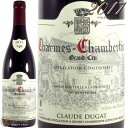 Information 商 品 名name Claude Dugat Charm Chambertin Grand Cru 2017 蔵 元wine maker クロード・デュガ / Claude Dugat 産 地terroir フランス/France＞ブルゴーニュ地方/Bourgogne＞コート・ド・ニュイ地区/Cote de Nuits＞ジュヴレ・シャンベルタン村/Gevrey-Chambertin＞シャルム・シャンベルタン畑/Charm Chambertin 格 付 けclass A.O.C シャルム シャンベルタン・グラン・クリュ / Charm Chambertin Grand Cru ヴィンテージvintage 2017年 品 種cepage ピノ・ノワール100％ 種 類 / 味わいtype/taste 赤red / 辛口dry 容 量net volume 750ml 輸 入import 正規輸入代理店 ラック・コーポレーション 情 報information マゾワイエールではなく本当のシャルムに区画を所有するクロード・デュガ。シャルム・シャンベルタンはジュヴレのグラン・クリュの中でも豊満なスタイルで知られていますが、デュガのこのワインも同様です。 キメの細かなタンニンが絶妙のテンションをもたらし、骨格を形作ります。開くのは比較的早いですが長期熟成のポテンシャルは高いと言えます。ブルゴーニュ・ルージュが村名ジュヴレ・シャンベルタン、村名ジュヴレ・シャンベルタンが1級畑。ブラインドで試飲すれば、どのワインもワンランク上のアペラシオンと間違えんばかりの充実感があります。 それほど秀逸なワインを造ってしまうのがクロード・デュガです。 所有する畑は6ha余り。そのうち1.5haはブルゴーニュ・ルージュが占めるので村名以上はわずか4.5haにすぎません。クローンのせいか毎年ブドウの実はすこぶる小さい上、徹底的な選果をするため生産量はきわめて少なくなり、おのずと需給バランスは狂い市場で見つけるのは従兄弟のデュガ・ピィ同様、困難を極めるものとなっています。とりわけ特級のグリオット・シャンベルタンとシャペル・シャンベルタンの少なさといったら、ルーミエのミュジニーやルフレーヴのモンラッシェ並みです。グリオットには0.25haの面積をもつが、恵まれた年でせいぜい2樽しか造ることができず、2010年と2011年は1樽半しか出来ませんでした。0.14haのシャペルはさらに希少で、1樽しか出来ない上にデュガが折半耕作している畑のため半分を地主に渡さなければならないのです。ちなみにこのシャペル、地主に渡すのは収穫したブドウではなく、瓶詰めまで済んだワインだそうです。 クロード・デュガのセラーはセリエ・デ・ディームと呼ばれ、中世に教会が村人から取り立てた年貢を納めていた場所。教会の真向かいに位置する屋敷はおもに13世紀の建築になります。クロードは1956年生まれでその父モーリスの時代は出来上がったワインはほとんど全量、ネゴシアンに桶売りしていました。ドメーヌ元詰めはクロードが1982年頃から少しづつ始め、1993年からは全量元詰めとなっています。彼には2人の娘と1人の息子がいて、現在、長女のレティシアと長男のベルトランがブドウ栽培やワイン造りに従事。 2002年にはこのふたりが主導して小さなネゴシアンビジネスも始めました。 ワイン造りで特徴的なのは、今や一般的な発酵前の低温マセレーションを一切行わないことです。色調もしっかり、フレーバーも華やかなワインなのに意外であります。そればかりか発酵中の温度管理もマロラクティック発酵の分析もせずにあれだけ素晴らしいワインを造ってしまいます。「ブドウの出来がすべて」と語る人は数多いけれど、クロード・デュガほどその言葉に真実味のある造り手はいないのではないでしょうか。 ※インポーター様資料より