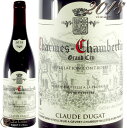 Information 商 品 名name Claude Dugat Charm Chambertin Grand Cru 2018 蔵 元wine maker クロード・デュガ / Claude Dugat 産 地terroir フランス/France＞ブルゴーニュ地方/Bourgogne＞コート・ド・ニュイ地区/Cote de Nuits＞ジュヴレ・シャンベルタン村/Gevrey-Chambertin＞シャルム・シャンベルタン畑/Charm Chambertin 格 付 けclass A.O.C シャルム シャンベルタン・グラン・クリュ / Charm Chambertin Grand Cru ヴィンテージvintage 2018年 品 種cepage ピノ・ノワール100％ 種 類 / 味わいtype/taste 赤red / 辛口dry 容 量net volume 750ml 輸 入import 正規輸入代理店 ラック・コーポレーション 情 報information マゾワイエールではなく本当のシャルムに区画を所有するクロード・デュガ。シャルム・シャンベルタンはジュヴレのグラン・クリュの中でも豊満なスタイルで知られていますが、デュガのこのワインも同様です。 キメの細かなタンニンが絶妙のテンションをもたらし、骨格を形作ります。開くのは比較的早いですが長期熟成のポテンシャルは高いと言えます。ブルゴーニュ・ルージュが村名ジュヴレ・シャンベルタン、村名ジュヴレ・シャンベルタンが1級畑。ブラインドで試飲すれば、どのワインもワンランク上のアペラシオンと間違えんばかりの充実感があります。 それほど秀逸なワインを造ってしまうのがクロード・デュガです。 所有する畑は6ha余り。そのうち1.5haはブルゴーニュ・ルージュが占めるので村名以上はわずか4.5haにすぎません。クローンのせいか毎年ブドウの実はすこぶる小さい上、徹底的な選果をするため生産量はきわめて少なくなり、おのずと需給バランスは狂い市場で見つけるのは従兄弟のデュガ・ピィ同様、困難を極めるものとなっています。とりわけ特級のグリオット・シャンベルタンとシャペル・シャンベルタンの少なさといったら、ルーミエのミュジニーやルフレーヴのモンラッシェ並みです。グリオットには0.25haの面積をもつが、恵まれた年でせいぜい2樽しか造ることができず、2010年と2011年は1樽半しか出来ませんでした。0.14haのシャペルはさらに希少で、1樽しか出来ない上にデュガが折半耕作している畑のため半分を地主に渡さなければならないのです。ちなみにこのシャペル、地主に渡すのは収穫したブドウではなく、瓶詰めまで済んだワインだそうです。 クロード・デュガのセラーはセリエ・デ・ディームと呼ばれ、中世に教会が村人から取り立てた年貢を納めていた場所。教会の真向かいに位置する屋敷はおもに13世紀の建築になります。クロードは1956年生まれでその父モーリスの時代は出来上がったワインはほとんど全量、ネゴシアンに桶売りしていました。ドメーヌ元詰めはクロードが1982年頃から少しづつ始め、1993年からは全量元詰めとなっています。彼には2人の娘と1人の息子がいて、現在、長女のレティシアと長男のベルトランがブドウ栽培やワイン造りに従事。 2002年にはこのふたりが主導して小さなネゴシアンビジネスも始めました。 ワイン造りで特徴的なのは、今や一般的な発酵前の低温マセレーションを一切行わないことです。色調もしっかり、フレーバーも華やかなワインなのに意外であります。そればかりか発酵中の温度管理もマロラクティック発酵の分析もせずにあれだけ素晴らしいワインを造ってしまいます。「ブドウの出来がすべて」と語る人は数多いけれど、クロード・デュガほどその言葉に真実味のある造り手はいないのではないでしょうか。 ※インポーター様資料より