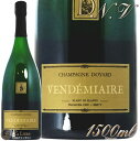 Information 商 品 名name Doyard Cuvee Vendemiaire Blanc de Blancs Brut Premier Cru Magnum NV 蔵 元wine maker ドワイヤール / Doyard 産 地terroir フランス/France＞シャンパーニュ地方/Champagne 格 付 けclass A.O.C シャンパーニュ / Champagne ヴィンテージvintage ノン・ヴィンテージ 品 種cepage シャルドネ100％ 種 類 / 味わいtype/taste 泡Champagne / 白white / 辛口dry 容 量net volume 1500ml 輸 入import 正規輸入代理店 フィラデスワイン生産者の家庭に生まれたモーリス・ドワイヤールが第2次世界大戦後にヴェルテュにワイナリーを購入し、1927年から自社元詰めのシャンパーニュの販売を開始。 その後、1941年、モエ＆シャンドン社のド・ヴォギュエ氏と共に創設メンバーに名を連ねたCIVC組合（シャンパーニュ委員会（the Interprofessional Committee for Champagne wines）の生産者代表となりました。 モーリスの地域との関わりと情熱は、シャンパーニュの歴史に密接に関連していました。その使命感、厳格さと品質への探求心は世代から世代に引き継がれ、現在、モーリス、ロベルト、ヤニック、シャルル（没）＆ギヨーム兄弟へと4世代引き継がれています。 現在の所有畑は合計11ha。シャルドネ10haを1er クリュ(ヴェルテュ）と4つのグラン・クリュ（ル・メニル・シュール・オジェ、オジェ、、アヴィーズ、クラマン）に、ピノノワール1haを1er クリュ(ヴェルテュ）、グラン・クリュ（アイ）に所有。ドワイヤールの哲学は「ワインに化学的に介入することなく、最高のテロワールと区画から品質の優れた果汁を得る」ということ。ブドウに深く根を張らせ、自然のもたらす魔法を吸収し、ワインが自らテロワールを表現できることを狙う。樹齢は平均39年(＊2018年時点）ブドウの平均樹齢を高くするために新規植樹はしておらず、植え替えも根が死滅してしまった時のみ行います。栽培はビオロジック、可能な限りテロワールを表現するためにできるだけ介入しない土壌力学に基づく栽培手法を取っています。 醸造においてもその科学的介入をしないアプローチは徹底されており、補糖はせずにキュヴェ、しかも第1果汁だけで醸造する。オークバリック50%、発酵温度17℃、ごく一部マロラクティック発酵を行う。サヴァールやランスロ・ピエンヌ、ピエール・パイヤールが所属する『アルチザン・デュ・シャンパーニュ』のメンバーであり、フィロソフィーを忠実に守る職人的な姿勢で常に他生産者と情報交換・切磋琢磨を欠かさない熱意ある生産者です。 ※インポーター様資料より