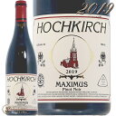 Information 商 品 名name Hochkirch Maximus Pinot Noir 2019 蔵 元wine maker ホッフキルシュ / Hochkirch 産 地terroir オーストラリア/Australia＞ヴィクトリア州/Victoria＞ヘンティ/Henty ヴィンテージvintage 2019年 品 種cepage ピノ・ノワール 種 類 / 味わいtype/taste 赤red / 辛口dry 容 量net volume 750ml 輸 入import 正規輸入代理店 kpオーチャードヴィクトリア州南西部、オーストラリアにおいて屈指の冷涼気候を誇る産地ヘンティで1990年に設立されたHochkirch / ホッフキルシュ。オーナー醸造家はJohn Nagorcka / ジョン・ナゴルカ。オーストラリアにおいてナチュラルワインブームが始まるよりもずっと以前からビオディナミ農法に取り組み、自然醗酵および少量の亜硫酸以外の添加物を使わない造りを実践してきた信念の男であり、現役のマエストロです。 その特徴的なラベルデザインから想像される通り、ジョンはドイツ系移民の子孫（4世代目）で、彼の曾祖父がドイツのザクセン州から宗教的な自由を求め19世紀半ばにオーストラリアへと移住したことから全ては始まりました（19世紀に入るとルター派の多くの人々がオーストラリアへと移住。特にバロッサ・ヴァレーは彼らによって拓かれ、現在でも重要なワイン産地となっています）。当時ヘンティにも同じ境遇のドイツ系移民による村「ホッフキルシュ」があり、それは現在では英語名であるTarrington / ターリントンという名前に変わってしまっていますが、ジョンによって設立されたこのワイナリー名として現在へと受け継がれています。 ジョンは当時放射線技師として働いていましたが、彼の家族が3世代に亘って維持してきた農場（羊などの家畜や穀物、野菜など）を引き継ぐことを決めた際に「価値のある素晴らしい芸術品を造るため」ワイナリーを興すことを決意、1990年に1.2haが植樹されたことからホッフキルシュは始まりました。当時様々な品種を実験的に栽培する中で、ヘンティの冷涼気候に合致したピノ・ノワールやリースリングへと注力するようになったと言います。また、当初は除草剤も使用するコンヴェンショナルな栽培をしていましたが、耐性の強い雑草や土壌環境が壊れてしまったことから試行錯誤する中で当時一般的ではなかったビオディナミ農法へと行き着き、実践することで劇的な改善が見られたため1999年から現在に至るまで自身の農場は（ブドウ畑だけでなく）全てデメテール認証（2005年取得）を得たビオディナミ農法によって管理されています。またブドウ畑は海抜250mほどの北向き斜面に配置されており、全て自根・無灌漑、さらに1haあたり最大6000本あたりの高密植で栽培されています（現在はトータル8haにPN、CH、リースリング、シラー、セミヨン、SBが植えられています）。 醸造は全て野生酵母によって自然醗酵され、ボトリング前の少量の亜硫酸以外は添加物を使用しません。この造りはオーストラリアにおいてナチュラルワインブームが起こる以前からジョンの信念によって貫かれている方針であり、現在では一部のワインで亜硫酸無添加のワインもリリースされています。白ワインは基本的に全てスキンコンタクト（基本的に短期間）がとられ、冬の間ステンレスもしくは古樽で寝かせた後にボトリング。赤はタンク内でマセレーションをしながら自然醗酵させ、オーク樽（仏産、キュヴェによって一部新樽）で約1年半エレヴァージュされリリース。全てのワインに清澄剤は使用せず、無濾過でボトリングされます。 ※インポーター様資料より